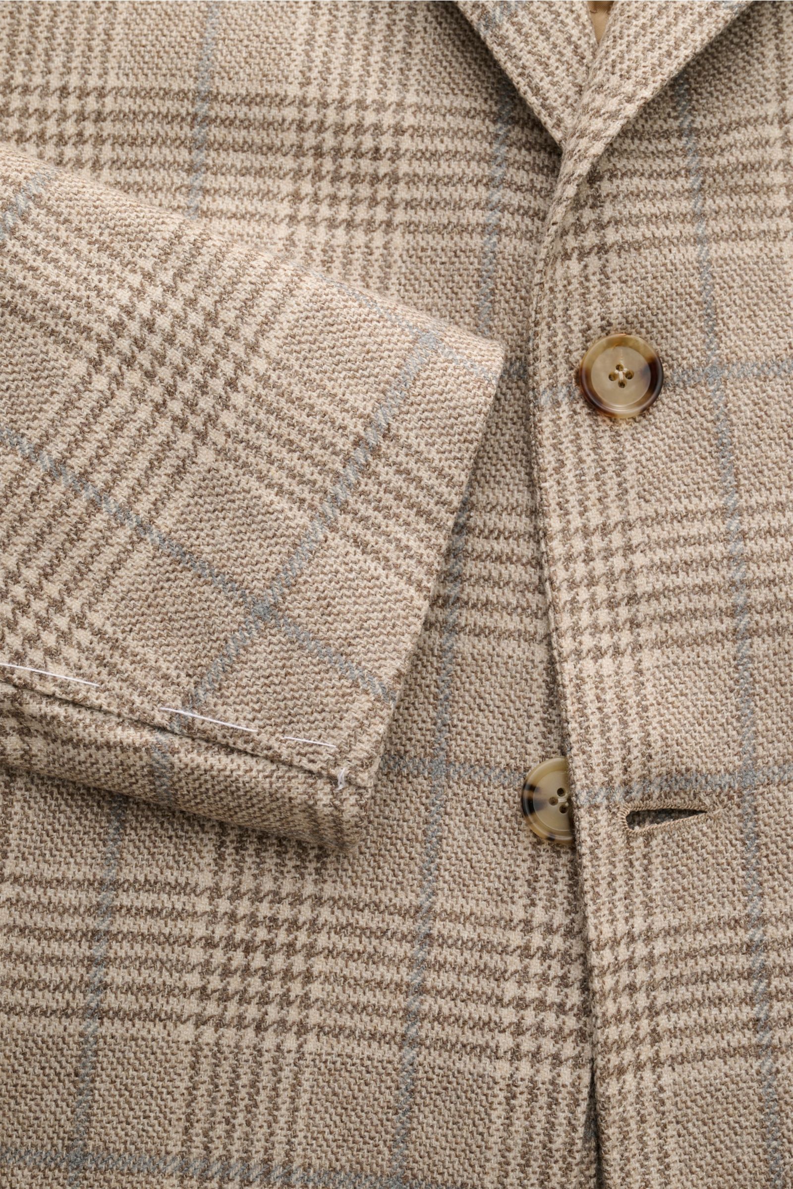 Nahaufnahme des Borrelli Sakko 'Procida' beige/graubraun kariert aus Wolle und Cashmere, Slim Fit, Glencheck, tailliert, drei Knöpfe, fallendes Revers, Brusttasche, Hüfttaschen, unfertige Ärmelabschlüsse, halb gefüttert, zwei Innentaschen, Seitenschlitze,