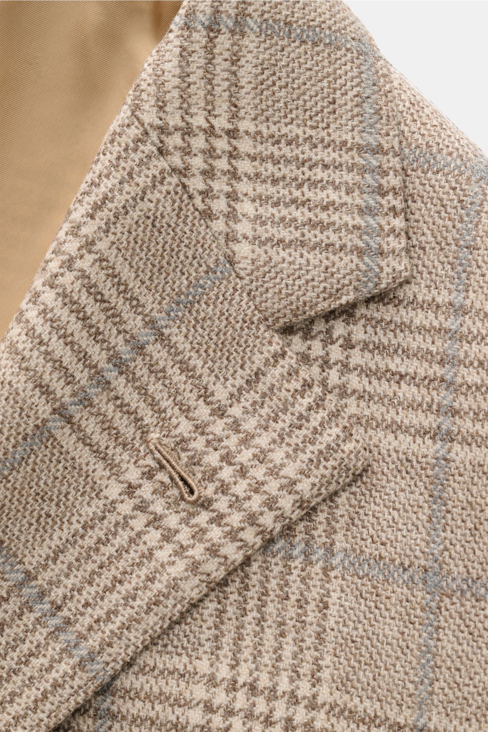 Nahaufnahme des fallenden Reverses vom Borrelli Sakko 'Procida' beige/graubraun kariert mit Glencheck, Wolle-Cashmere-Mix, Slim Fit, tailliertem Drei-Knopf-Stil, klassischer Brusttasche, aufgesetzten Hüfttaschen, unfertigen Ärmelabschlüssen, rückwärtigen 