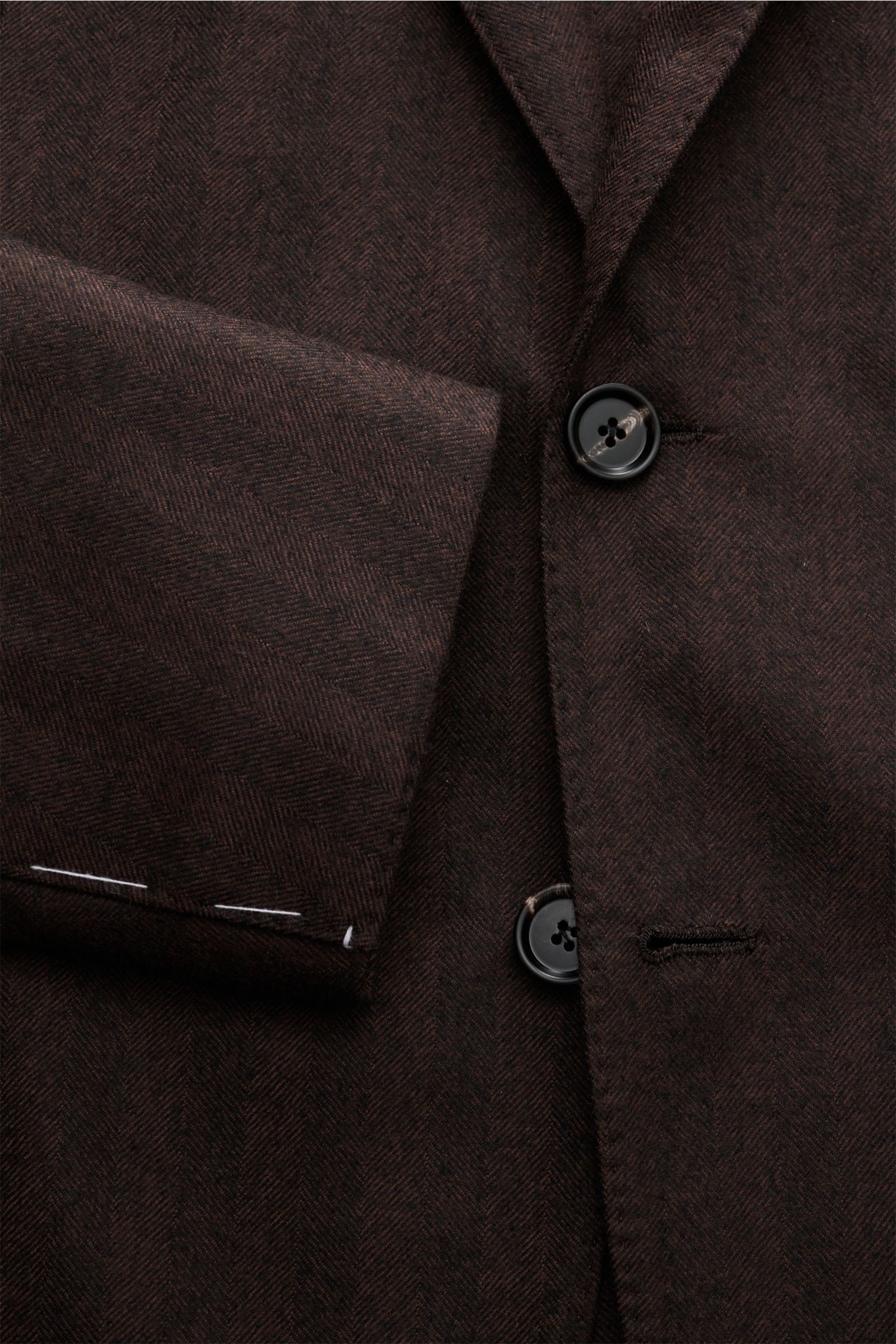 Nahaufnahme des Borrelli Sakko 'Procida' dunkelbraun aus reiner Schurwolle mit tonalen Fischgrat, softem Griff und Slim Fit, taillierter Drei-Knopf-Stil, fallendem Revers, klassischer Brusttasche, aufgesetzten Hüfttaschen, unfertigen Ärmelabschlüssen, rüc