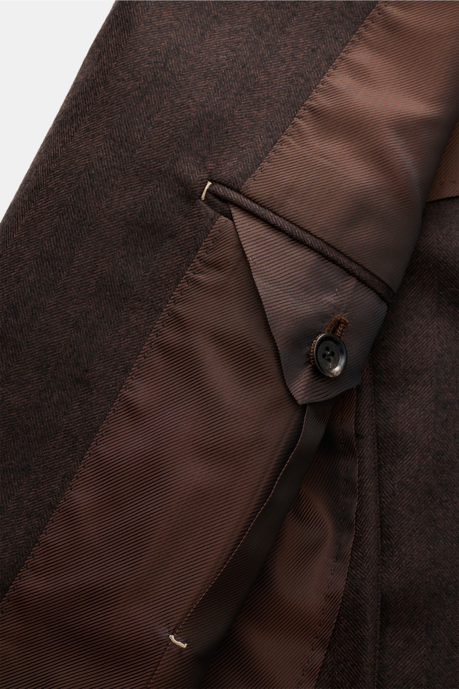 Blick auf das halb gefütterte Innere des Borrelli Sakko 'Procida' dunkelbraun aus reiner Schurwolle mit tonalem Fischgrat, softem Griff, Slim Fit, tailliertem Drei-Knopf-Stil, fallendem Revers, klassischer Brusttasche, aufgesetzten Hüfttaschen, unfertigen