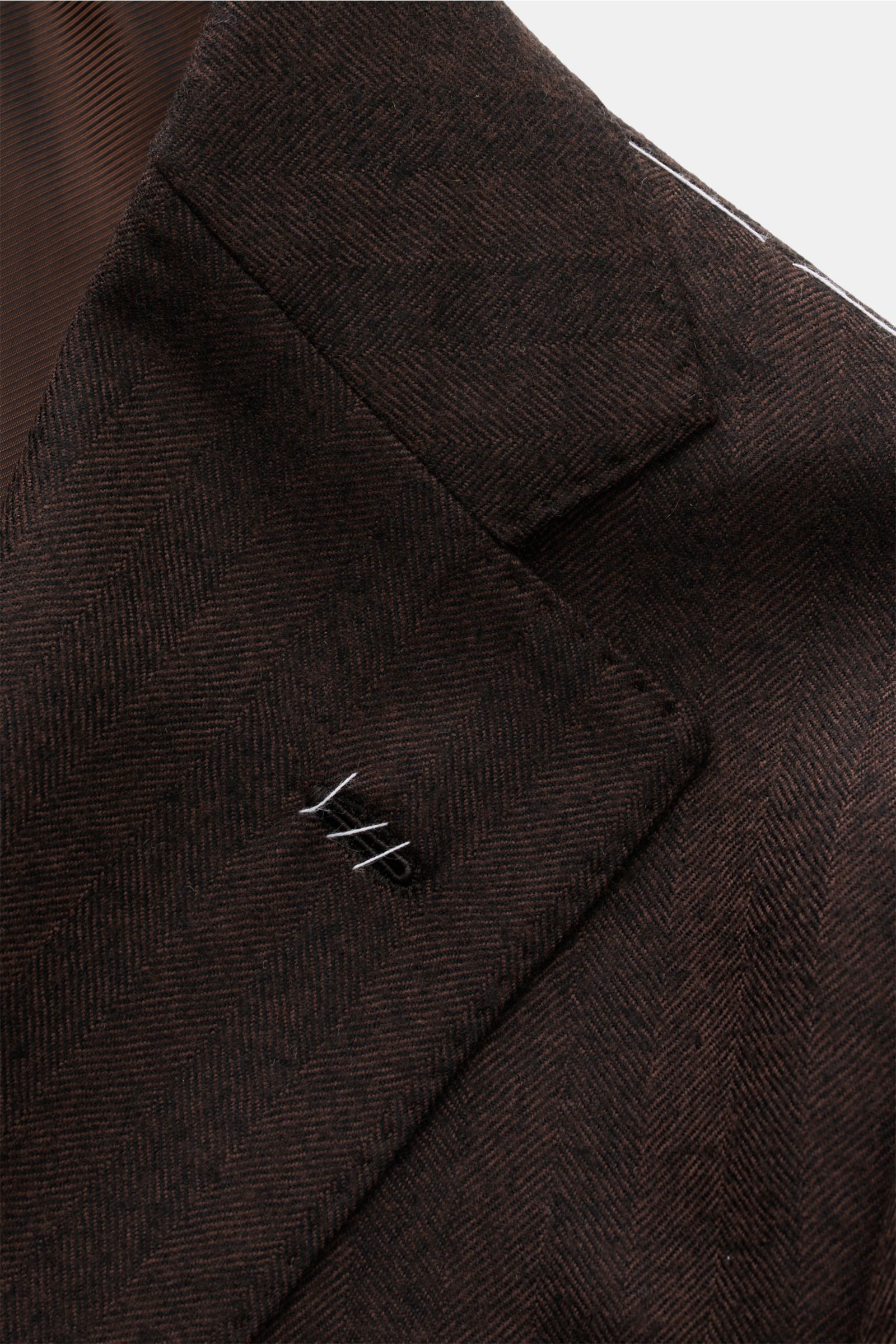 Borrelli Sakko 'Procida' dunkelbraun aus reiner Schurwolle, tonaler Fischgrat, softer Griff, Slim Fit, taillierter Drei-Knopf-Stil, fallendes Revers, klassische Brusttasche, aufgesetzte Hüfttaschen, Ärmelabschlüsse unfertig, rückwärtige Seitenschlitze, ha