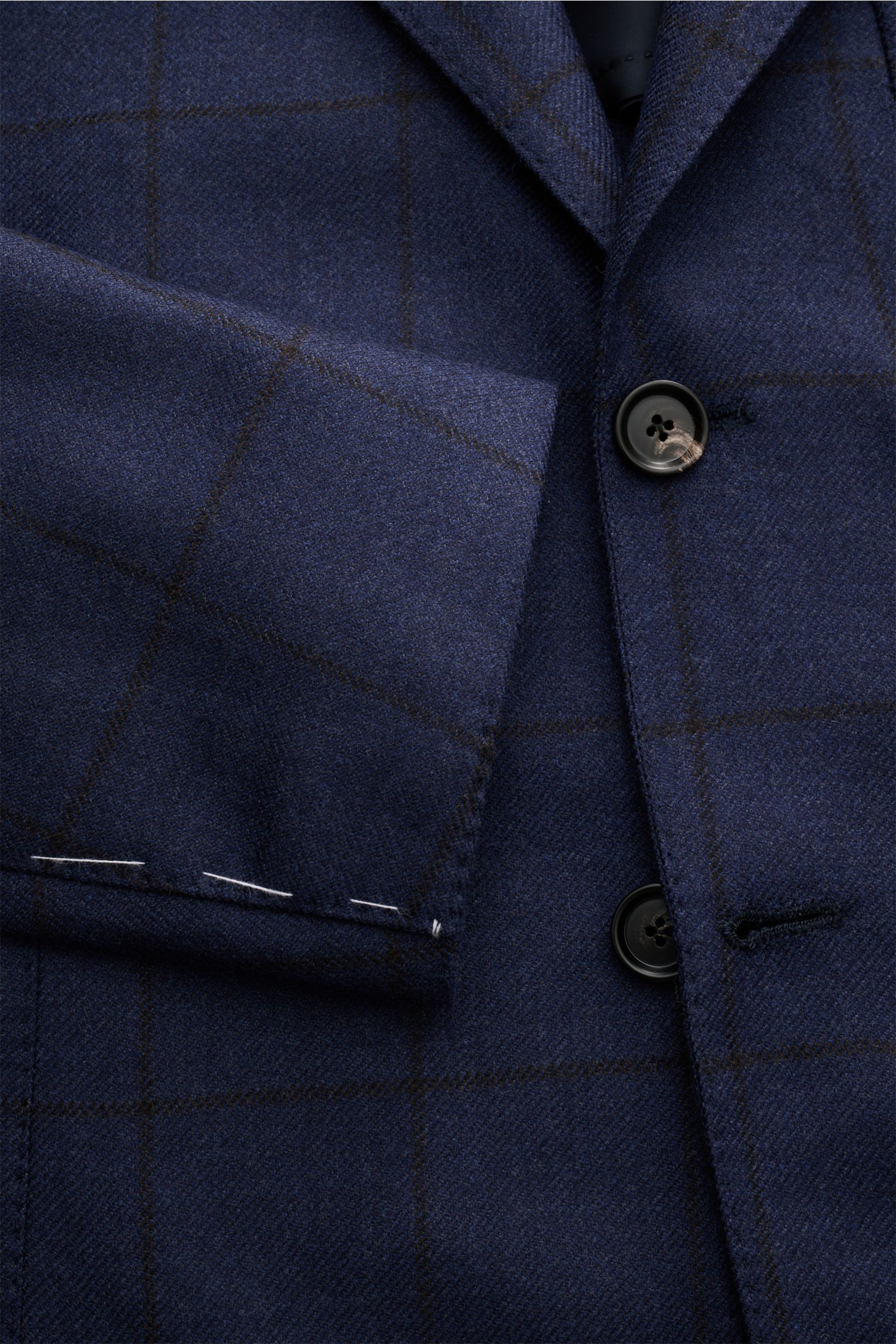 Nahaufnahme des Borrelli Sakko 'Procida' navy/schwarz kariert, Slim Fit, reine Schurwolle, softer Griff, grobes Karomuster, taillierter Drei-Knopf-Stil, fallendes Revers, klassische Brusttasche, aufgesetzte Hüfttaschen, unfertige Ärmelabschlüsse, rückwärt