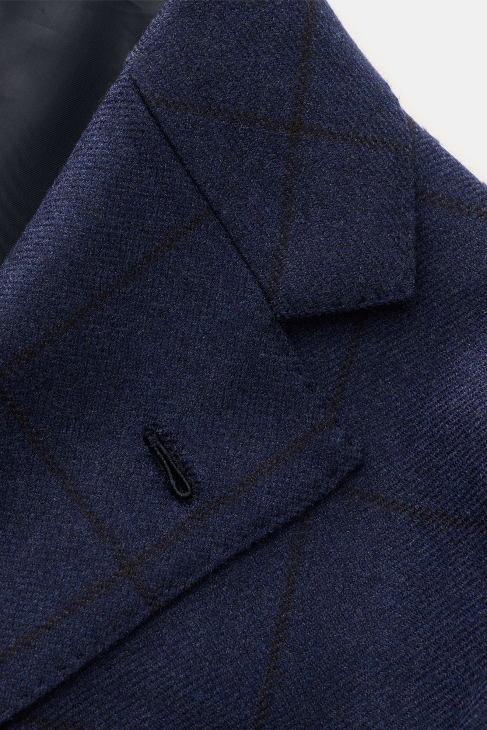 Nahaufnahme des fallenden Revers und Kragens des Borrelli Sakkos 'Procida' navy/schwarz kariert mit dezentem, grobem Karomuster, aus reiner Schurwolle, softem Griff, Slim Fit, tailliertem Drei-Knopf-Stil, klassischer Brusttasche, aufgesetzten Hüfttaschen,