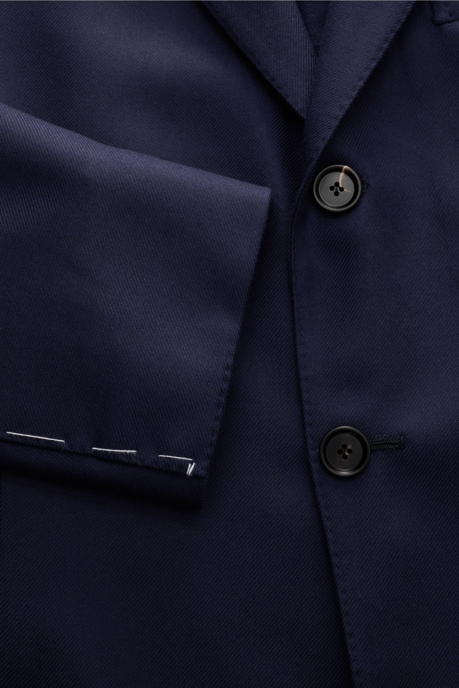 Nahaufnahme des Borrelli Sakko 'Procida' navy aus Twill reiner Wolle, softer Griff, Slim Fit, taillierter Drei-Knopf-Stil mit fallendem Revers.