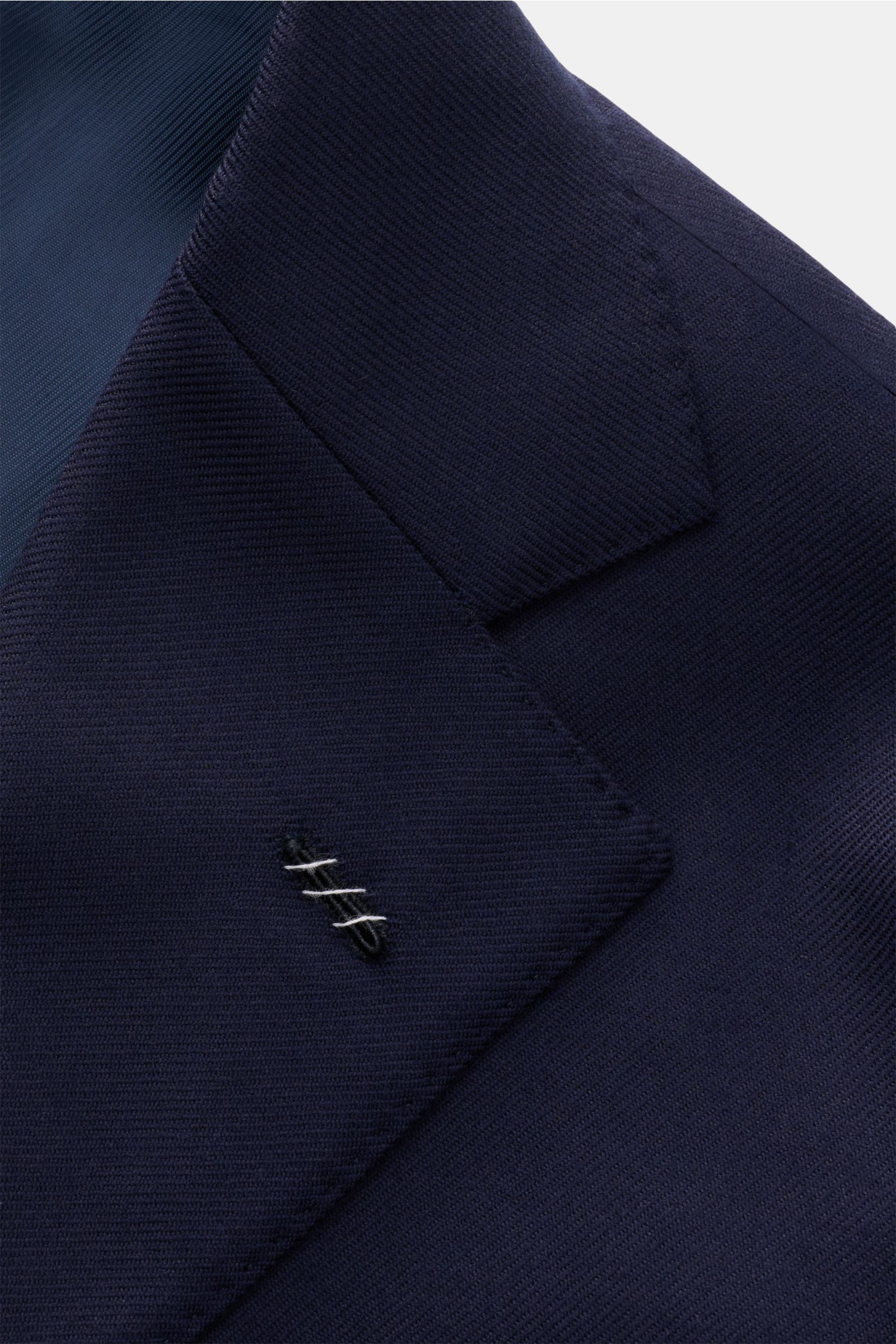 Nahaufnahme des fallenden Revers und Kragens des Borrelli Sakko 'Procida' navy aus Twill reiner Wolle, Slim Fit, tailliert, drei Knöpfe, klassisch mit Brusttasche, aufgesetzten Hüfttaschen, unfertigen Ärmelabschlüssen, rückwärtigen Seitenschlitzen, halb g