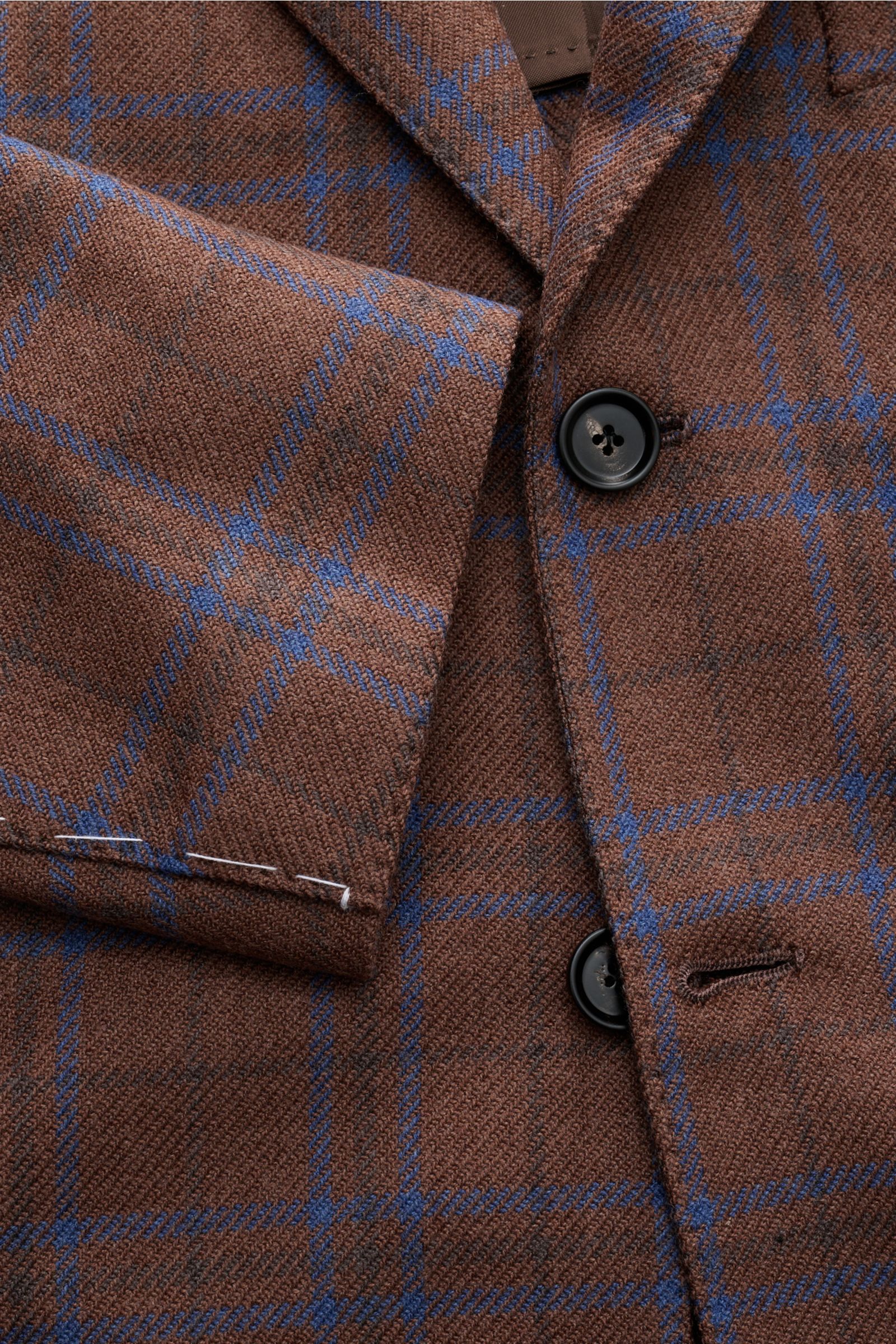 Borrelli Sakko 'Procida' braun/dunkelblau kariert aus Wolle und Cashmere, Slim Fit, tailliert, fallendes Revers, Brust- und Hüfttaschen, Ärmelabschlüsse unfertig, halb gefüttert, Rückenschlitze, Detailaufnahme von vorne oben.