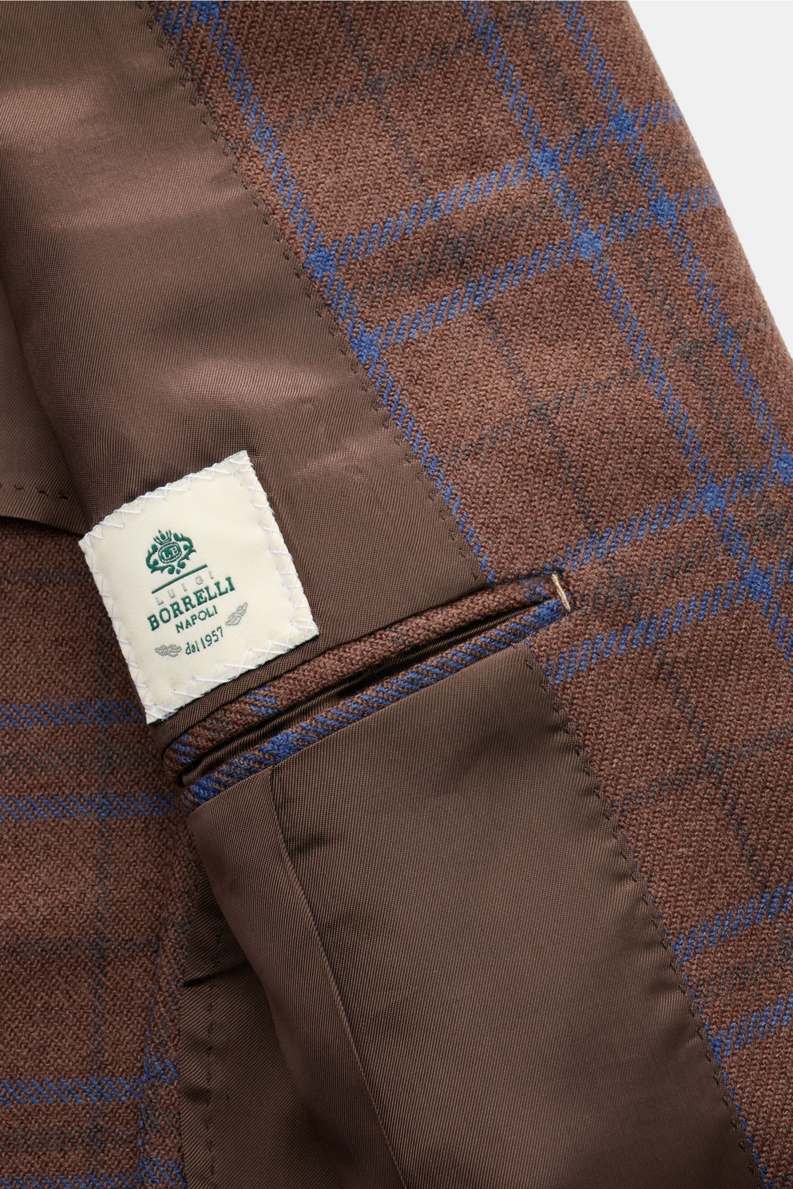 Innenansicht des Borrelli Sakko 'Procida' braun/dunkelblau kariert mit Slim Fit, weichem Woll-Cashmere-Mix, tailliertem Drei-Knopf-Stil, fallendem Revers, Innentaschen und halb gefüttert.
