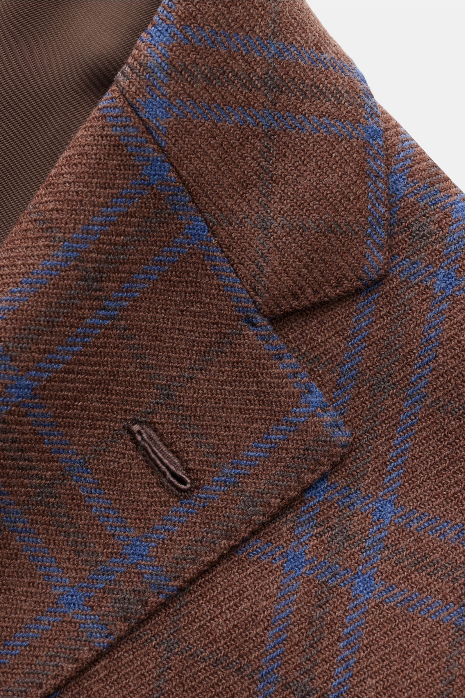 Nahaufnahme des fallenden Revers und der klassischen Brusttasche des Borrelli Sakko 'Procida' braun/dunkelblau kariert aus Wolle und Cashmere mit dezent grobem Karomuster.