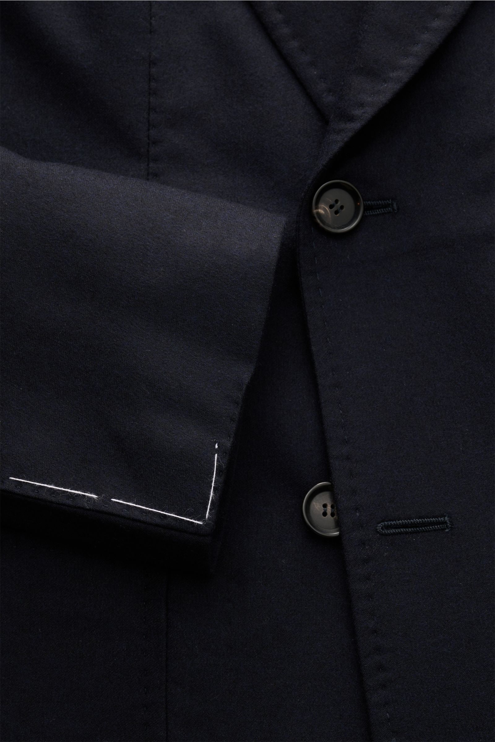 Close-up view of the sleeve and front buttons of the Sipario Sakko 'Ivan' navy, showcasing the soft cashmere-microfiber blend fabric, slim fit, two-button double-breasted style with peak lapels, unfinished sleeve cuffs, and detailed stitching. Stilvoller 