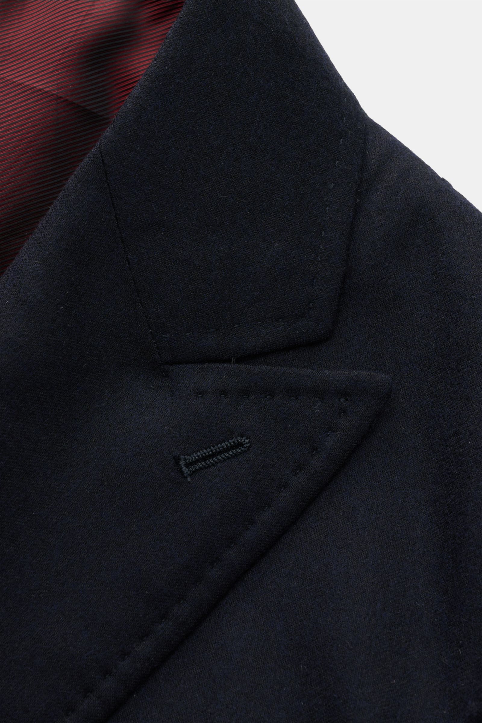 Close-up front view of the Sipario Sakko 'Ivan' navy, showcasing the pointed lapel, soft cashmere-microfiber mix fabric, and fine stitching. Stilvoller Office-Auftritt: Das Sakko 'Ivan' von SIPARIO verleiht jedem Outfit einen zeitlos eleganten Look. Mix a