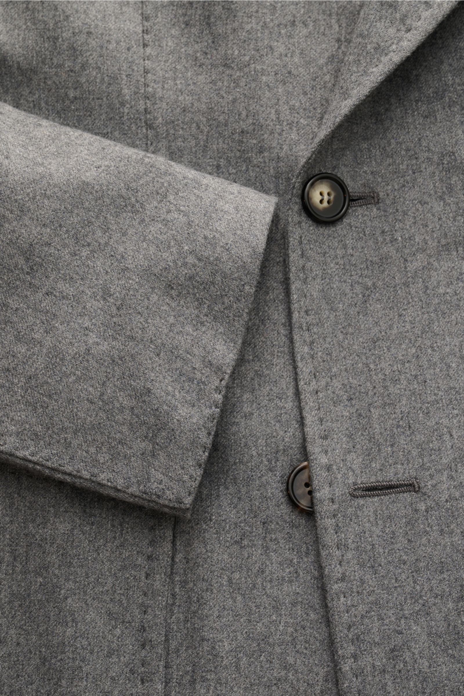 Nahaufnahme des graumelierten Sipario Sakkos 'Ivan' aus Cashmere-Microfaser-Mix, slim fit, zweireihig mit zwei Knöpfen, Spitzrevers und sichtbarem Ärmelabschluss.