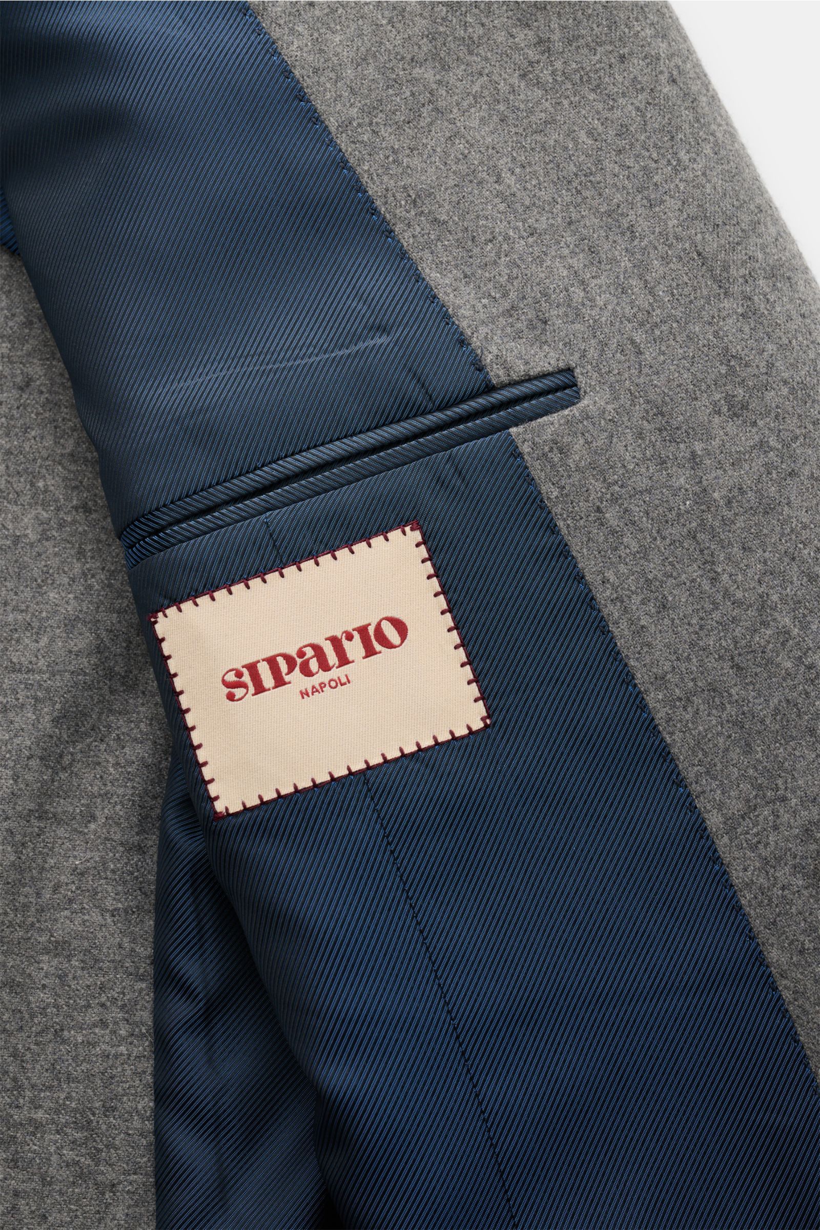 Nahaufnahme des halb gefütterten Innenfutters in Blau mit Markenlabel von Sipario im Sipario Sakko 'Ivan' grau meliert aus Cashmere-Mix.