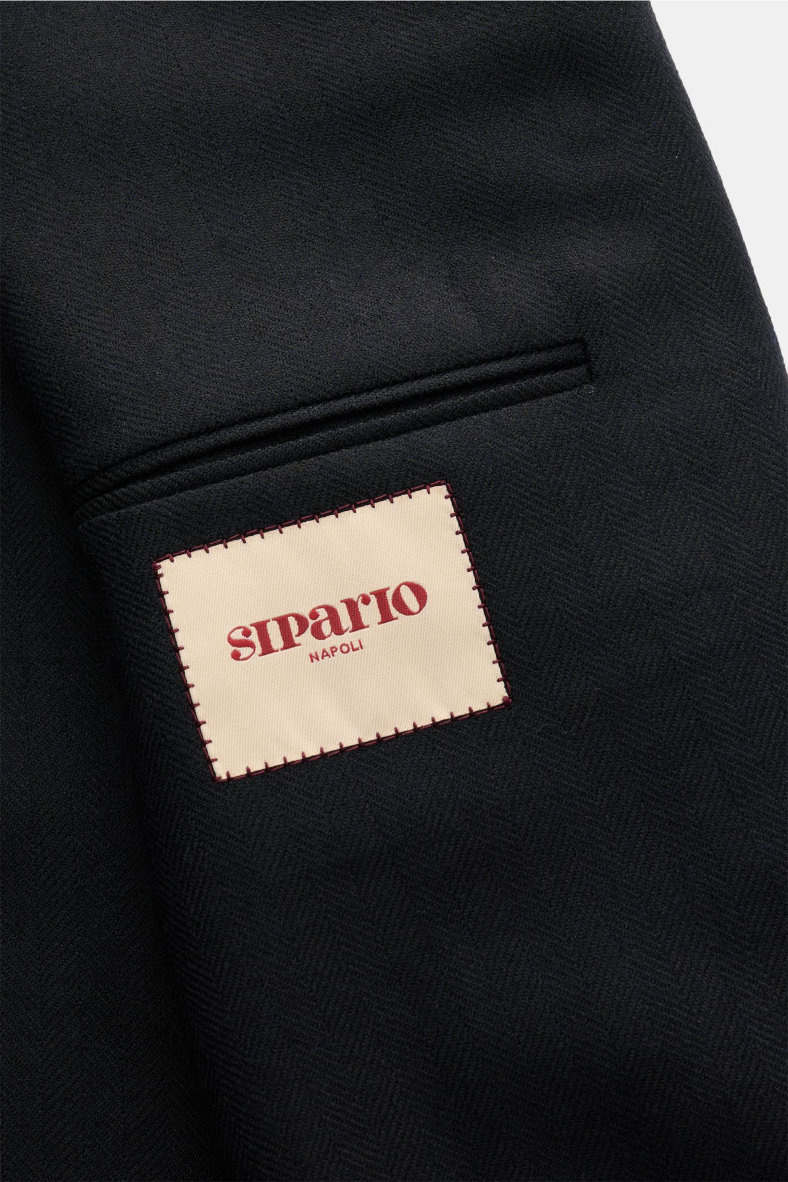 Close-up view of the interior pocket and label on the Sipario Sakko 'Ginza' braun, showcasing fine wool fabric and craftsmanship. Der Inbegriff von Unconstructed: Das superleichte Sakko 'Ginza' von SIPARIO verzichtet im Korpus bewusst auf Futterstoff, 