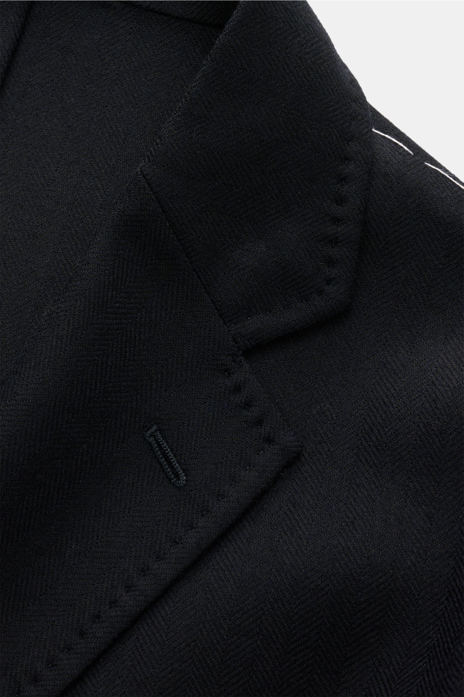 Close-up front view of the Sipario Sakko 'Ginza' braun showing the lapel and buttonhole detail. Der Inbegriff von Unconstructed: Das superleichte Sakko 'Ginza' von SIPARIO verzichtet im Korpus bewusst auf Futterstoff, nicht aber in den Ärmeln – für höc
