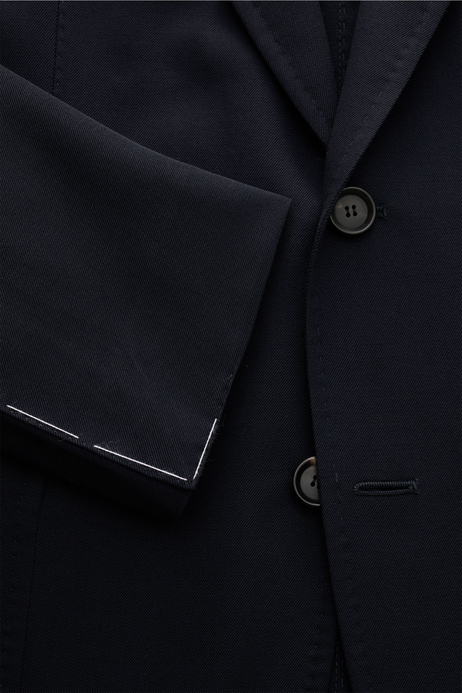 Sipario Sakko 'Ginza' dark navy, Nahaufnahme von Ärmel und Knopfleiste, Slim Fit, Schurwolle-Mohair-Mix, ungefüttert, taillierter Drei-Knopf-Stil.
