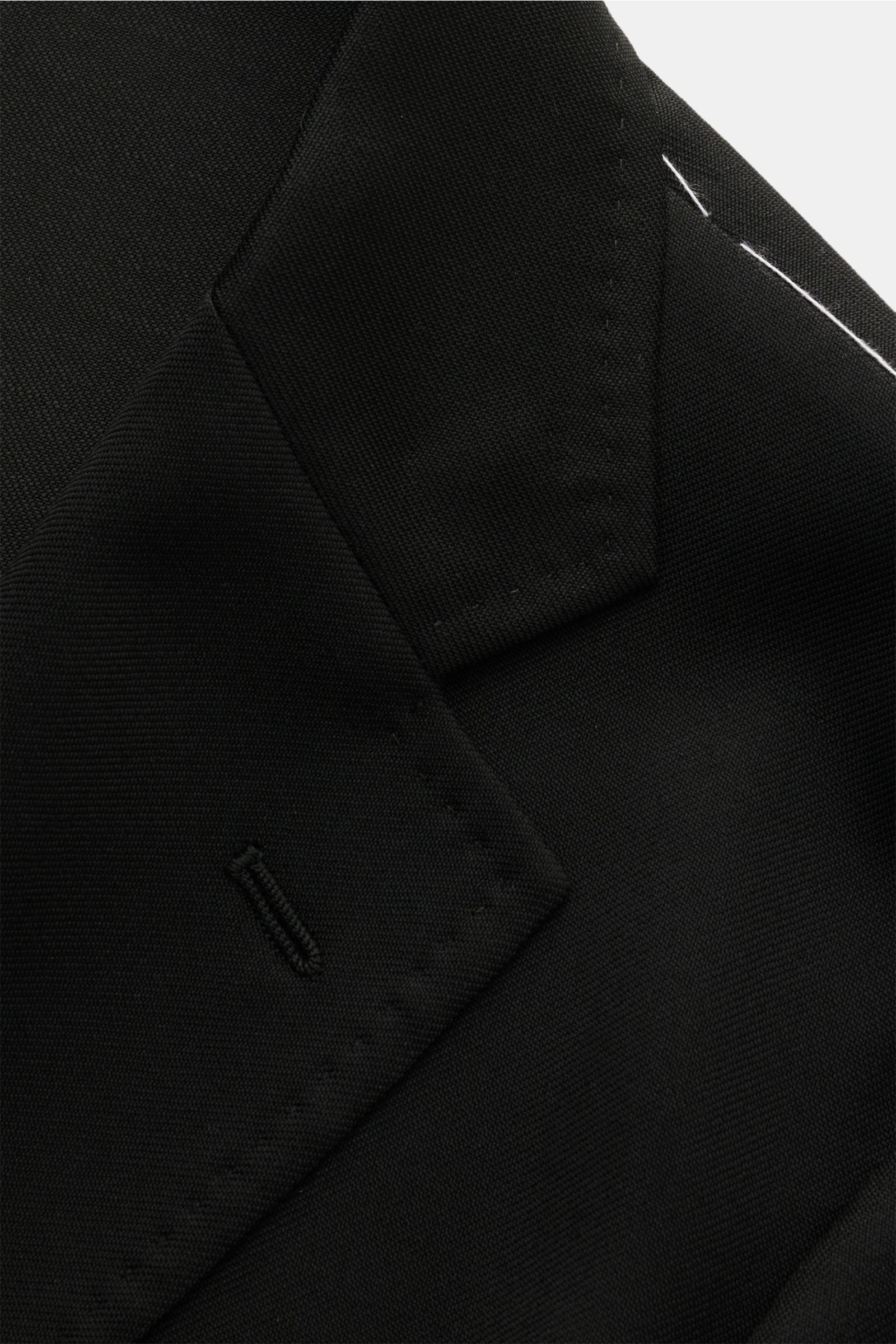 Close-up front view of the lapel and collar of the Sipario Sakko 'Ginza' navy, featuring a fine tonal herringbone pattern and lightweight wool-viscose mix fabric. Eleganz, ganz ohne Schwere: Das Sakko 'Ginza' von SIPARIO interpretiert klassische Form n