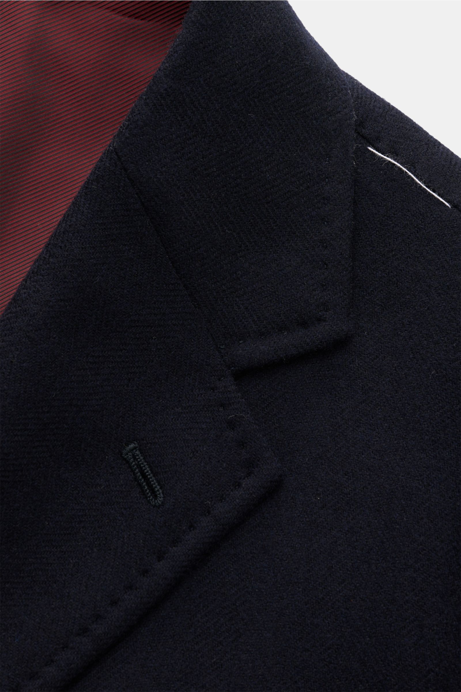 Nahaufnahme des fallenden Revers vom Stile Latino Sakko 'Vincenzo' navy, Slim Fit mit Woll-Cashmere, tonalem Fischgrat und halb gefüttert.