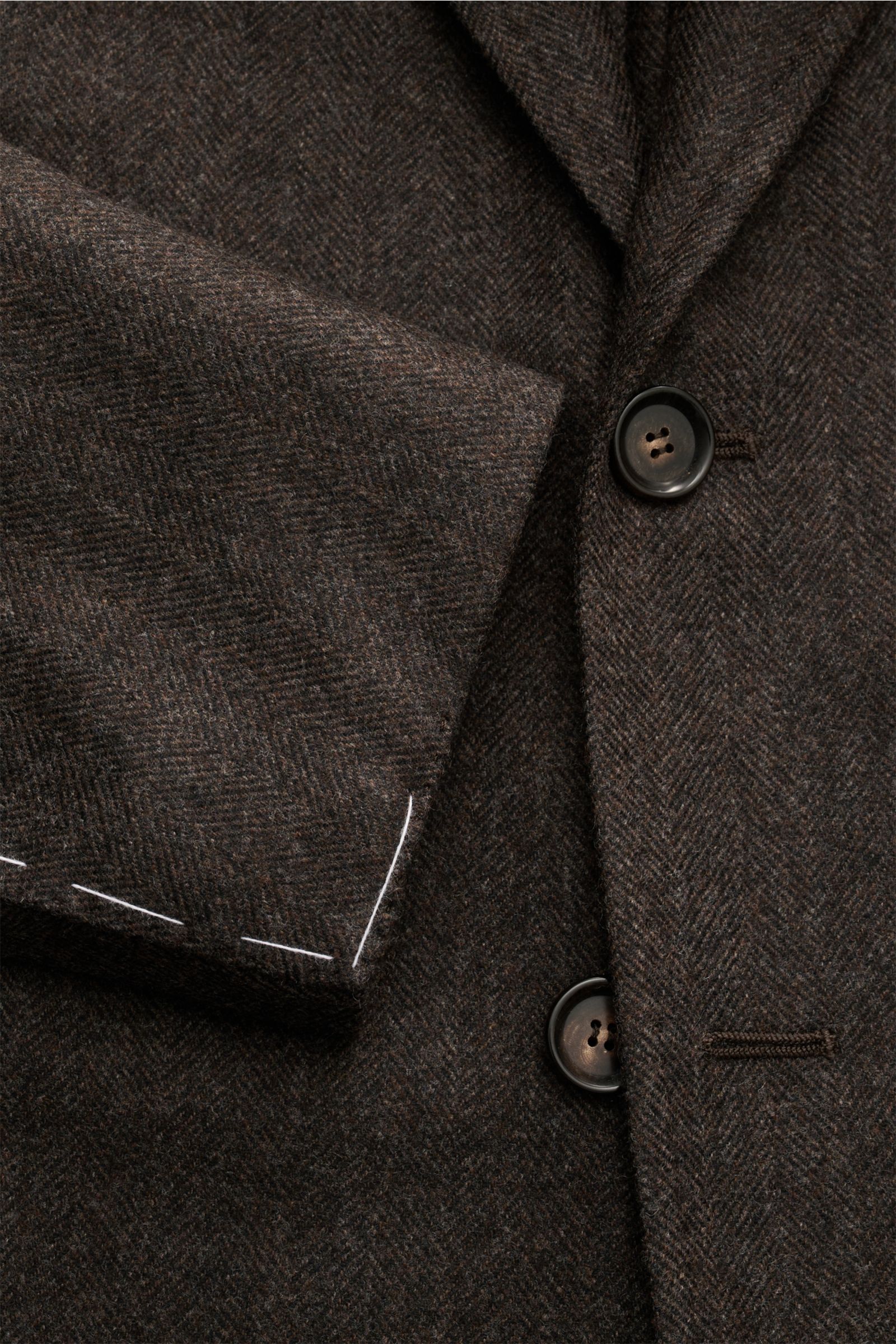 Stile Latino Sakko 'Vincenzo' dunkelbraun meliert in Nahaufnahme von vorne, Slim Fit mit tonalem Fischgrat, Wolle mit Cashmere, taillierter Drei-Knopf-Stil.