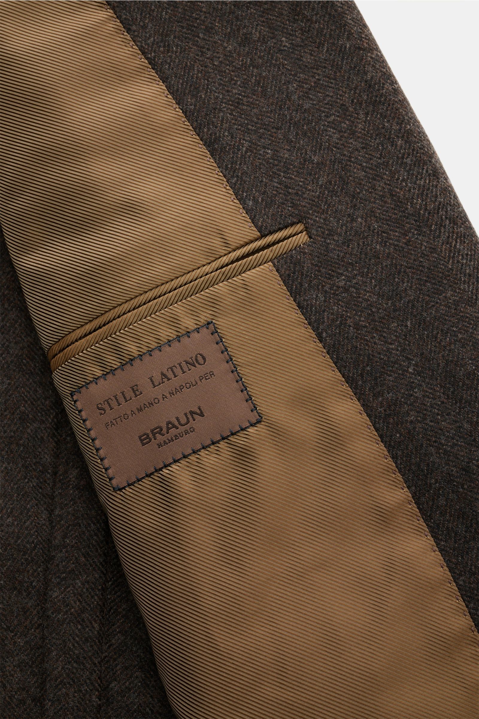 Nahaufnahme des halb gefütterten Stile Latino Sakko 'Vincenzo' dunkelbraun meliert von innen mit Wolle, Cashmere-Anteil, tonalem Fischgrat, Slim Fit und drei Innentaschen.