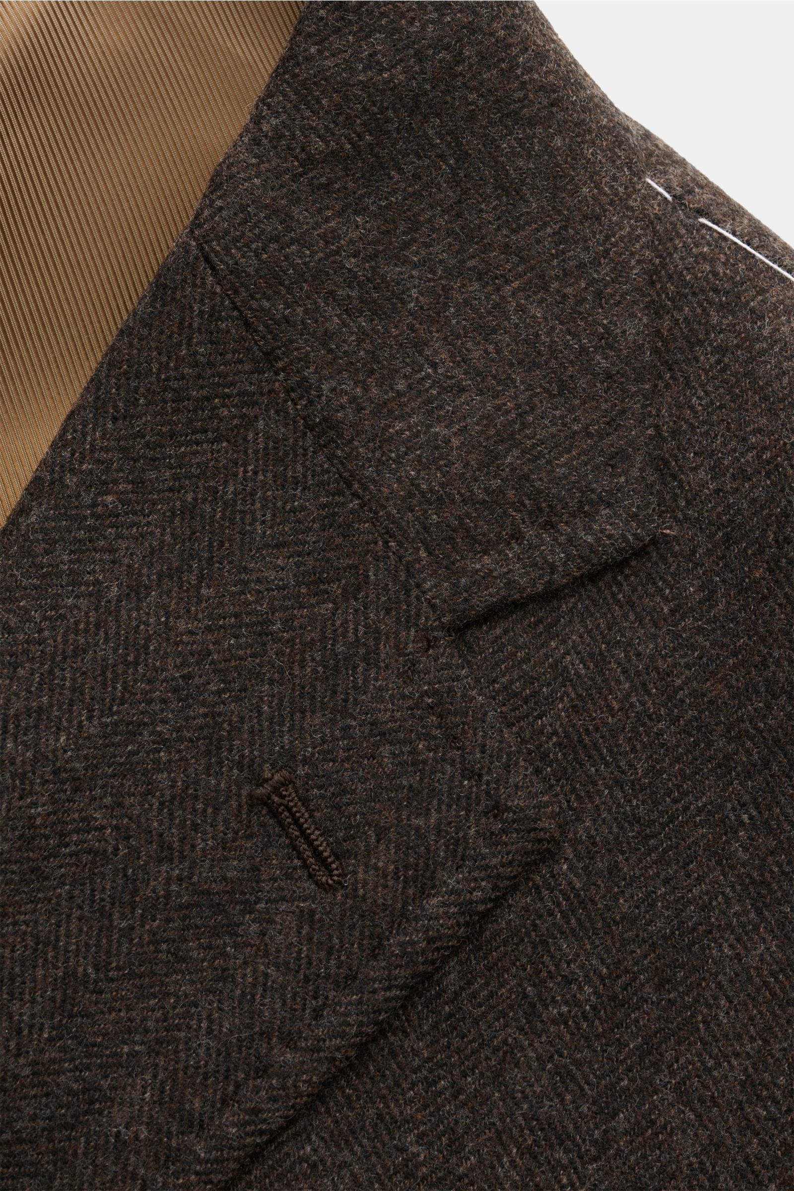 Nahaufnahme des Stile Latino Sakko 'Vincenzo' dunkelbraun meliert von schräg oben, Slim Fit, taillierter Drei-Knopf-Stil, tonaler Fischgrat, Wolle mit Cashmere, sehr weicher Griff.