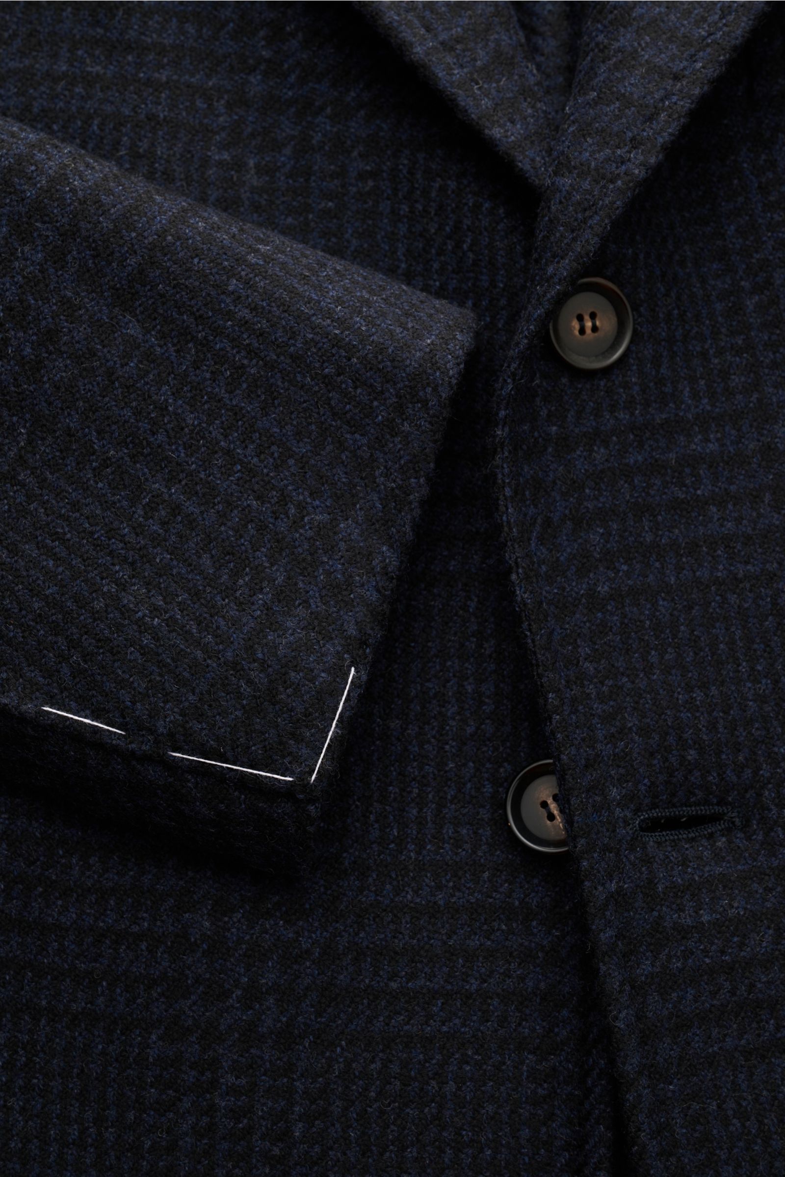 Close-up front view of the Stile Latino Sakko 'Vincenzo' navy/schwarz kariert blazer showing its pure wool fabric with a classic Glencheck pattern, slim fit, three-button style, unfinished sleeve cuffs, and visible stitching highlighting Neapolitan tailor