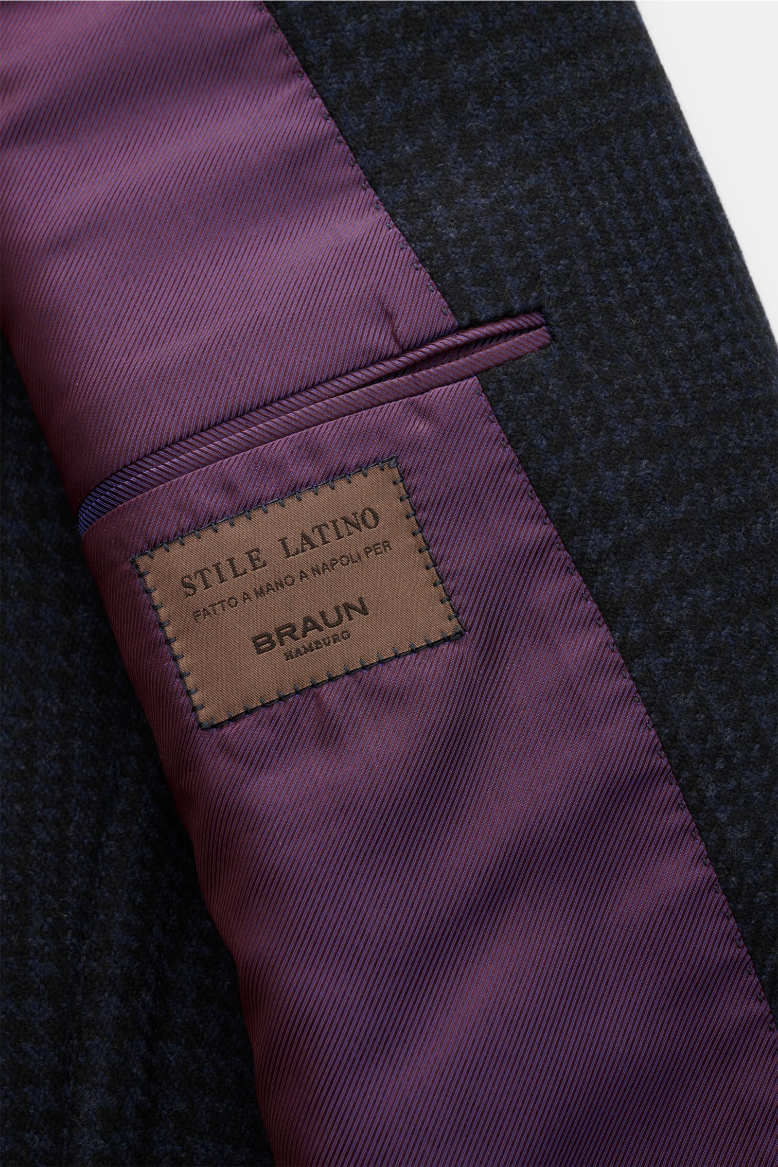 Close-up interior view of Stile Latino Sakko 'Vincenzo' navy/schwarz kariert showing purple lining, inner pocket, and fabric texture.

Neapolitanische Schneiderkunst in Perfektion: Der Blazer 'Vincenzo' des italienischen Labels STILE LATINO überzeugt m