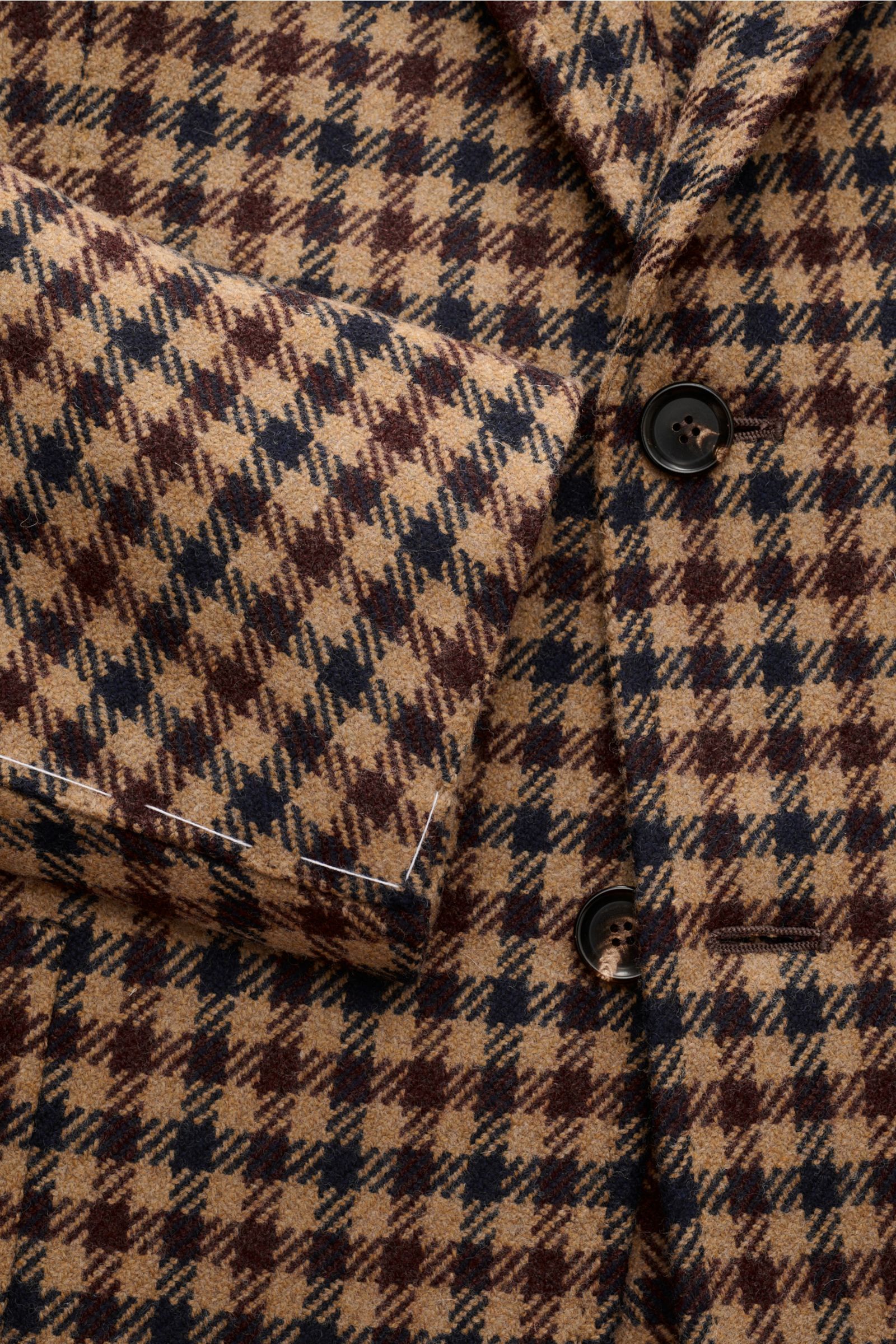 Close-up front view of the Stile Latino Cashmere smart-casual jacket 'Vincenzo' camel/dark brown/black checked, showing the classic checked pattern, slim fit, fitted three-button style, and step lapel. Get a stylish smart-casual look this autumn with t