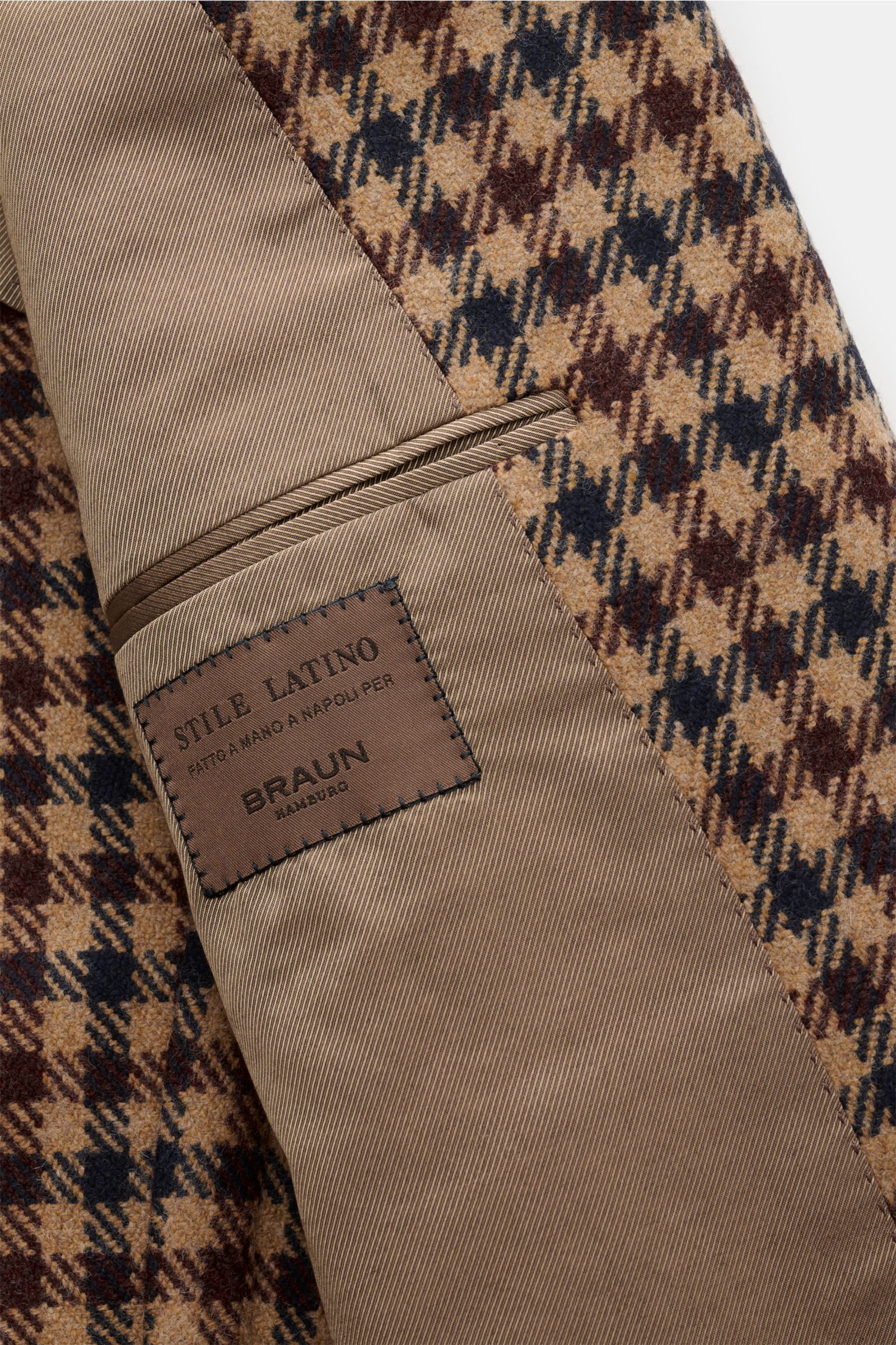 Close-up angled view of Stile Latino Cashmere smart-casual jacket 'Vincenzo' camel/dark brown/black checked showcasing fabric texture and interior label.

Get a stylish smart-casual look this autumn with the unconstructed model 'Vincenzo' by STILE LATI