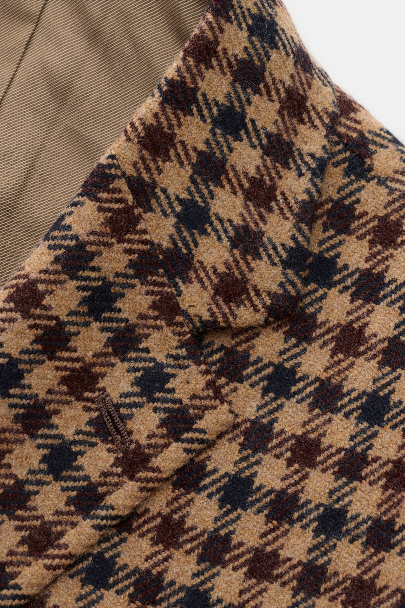 Close-up top view of Stile Latino Cashmere smart-casual jacket 'Vincenzo' camel/dark brown/black checked showing lapel and inner lining. Get a stylish smart-casual look this autumn with the unconstructed model 'Vincenzo' by STILE LATINO made of smooth,