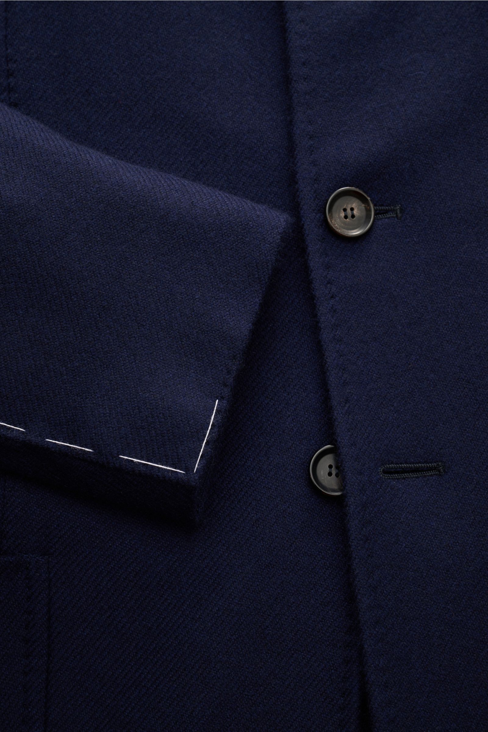 Close-up front and sleeve detail of the Stile Latino Cashmere Sakko 'Dubai' navy, showing buttons and fabric texture. Mit dem Modell 'Dubai' in geradem Schnitt von STILE LATINO aus geschmeidigem Cashmere gelingt in diesem Herbst ein stilvoller Layering