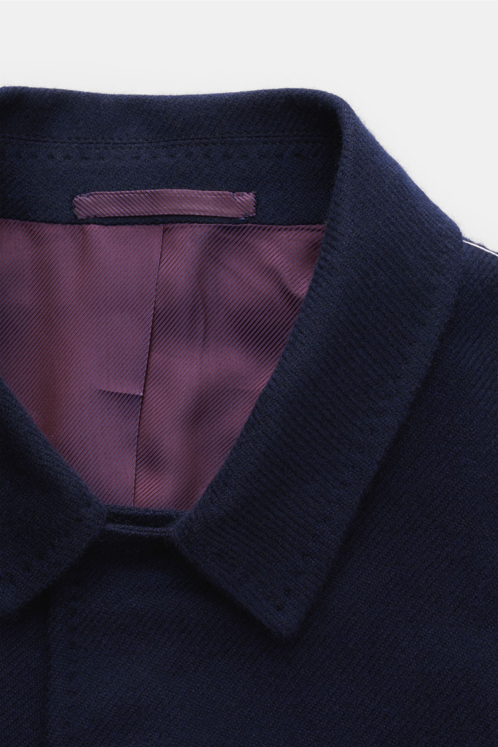 Close-up front view of the collar and inner lining of the Stile Latino Cashmere Sakko 'Dubai' navy, showing soft cashmere fabric and smooth purple lining. Mit dem Modell 'Dubai' in geradem Schnitt von STILE LATINO aus geschmeidigem Cashmere gelingt in die