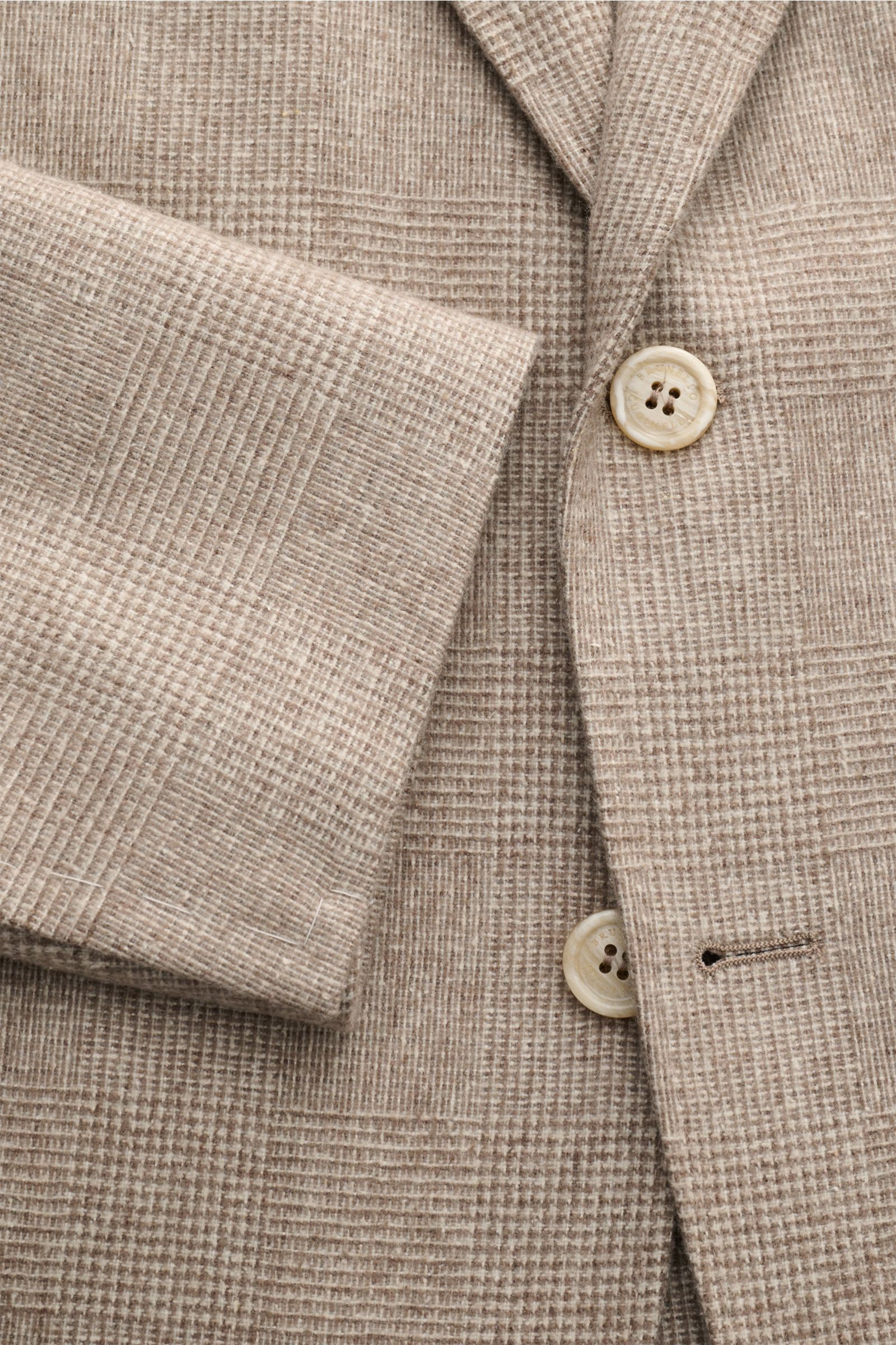 Brunello Cucinelli Sakko graubraun/creme kariert, Slim Fit, Dreiknopf-Stil, Spitzrevers, weicher Woll-Mix, Detailansicht von vorne oben.