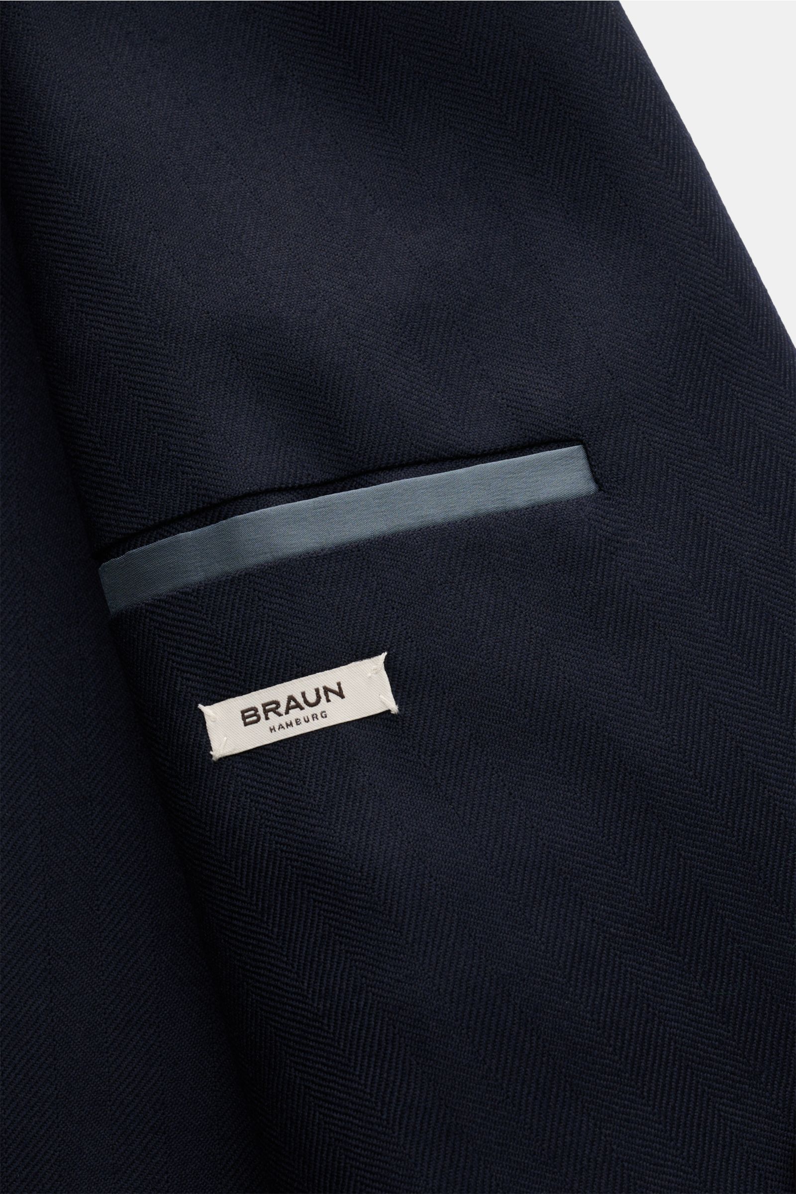 Close-up detail of the inner pocket of the Boglioli Sakko 'K. Jacket' navy, showing reine Schurwolle fabric with tonal Fischgrat, Slim Fit, zweireihiger Drei-Knopf-Stil, Spitzrevers, klassische Brusttasche, aufgesetzte Hüfttaschen, Kissing Buttons, rückwä