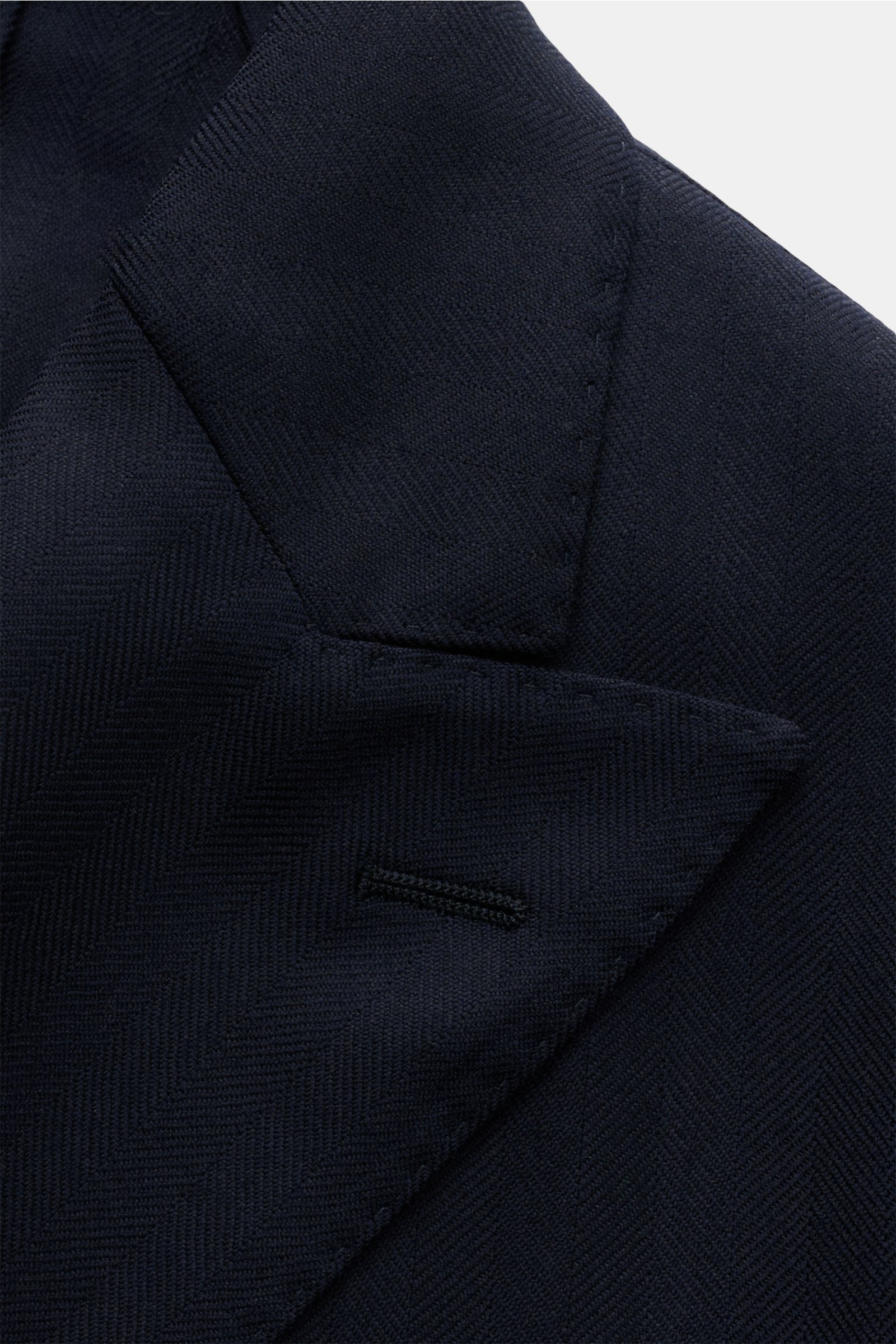 Close-up front view of the lapel and collar of the Boglioli Sakko 'K. Jacket' navy, made of reine Schurwolle with tonal Fischgrat pattern, Slim Fit, zweireihiger Drei-Knopf-Stil, Spitzrevers, klassische Brusttasche, aufgesetzte Hüfttaschen, Kissing Button