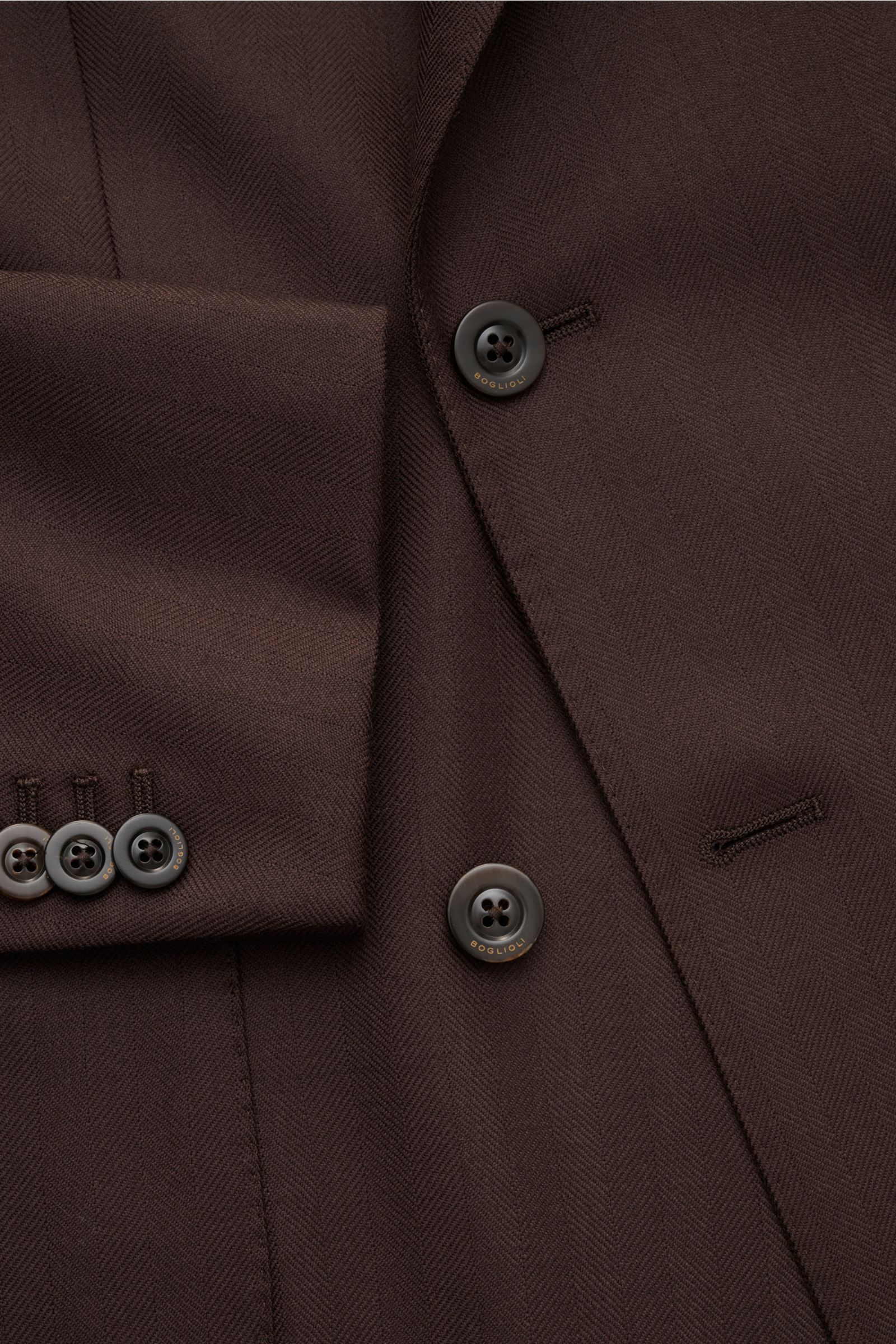 Close-up front view of the Boglioli Sakko 'K. Jacket' dunkelbraun in pure virgin wool with tonal herringbone, Slim Fit, two-row three-button style, peaked lapel, classic breast pocket, patch hip pockets, kissing buttons, rear side vents, unconstructed des