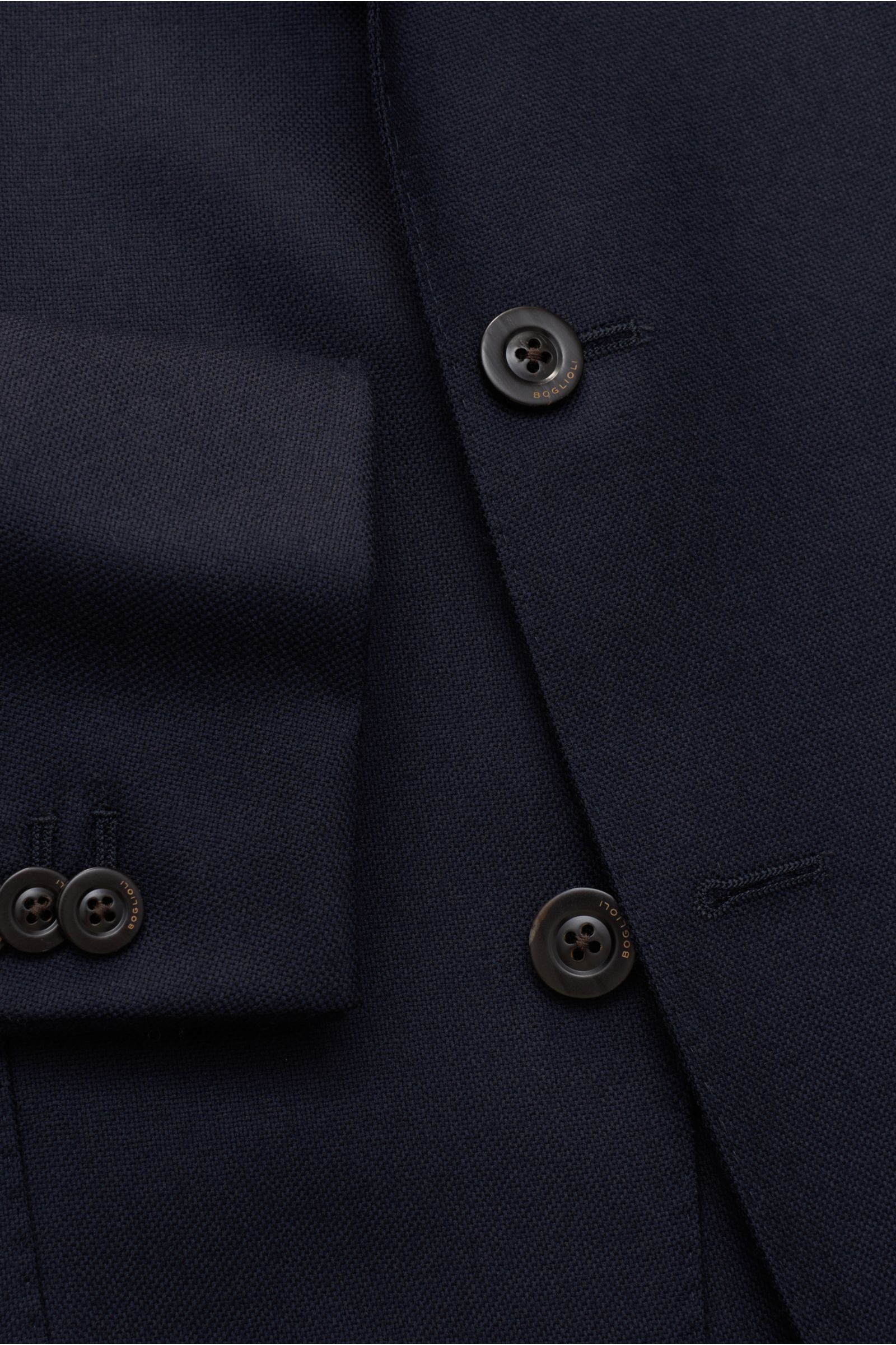 Close-up front view of Boglioli Smart-casual jacket 'K. Jacket' navy showing textured plain weave, buttons, and cuff details in pure wool.

Description: 
Perfect for your next business trip: The textured linen plain weave gives the straightforward, unc