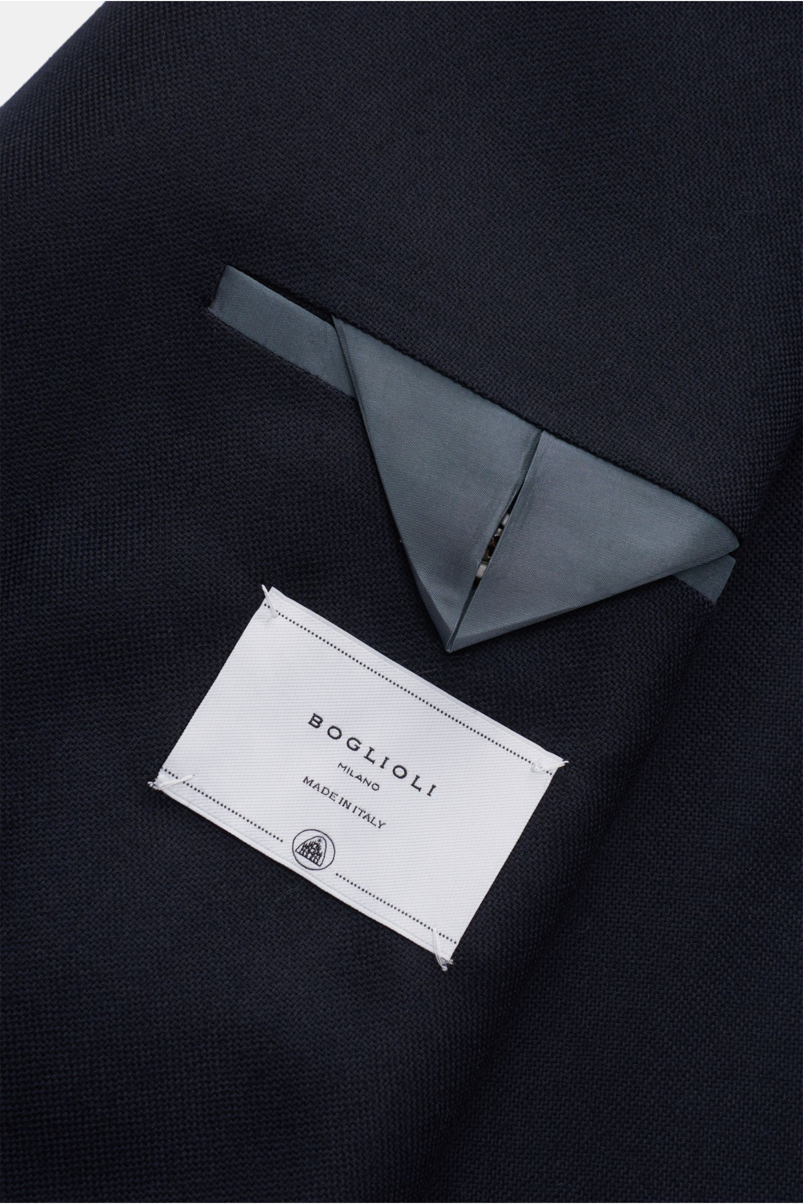 Close-up of the inside pocket and label of the Boglioli Smart-casual jacket 'K. Jacket' navy, showing textured pure wool plain weave fabric and smooth inner lining. 

Perfect for your next business trip: The textured linen plain weave gives the straigh