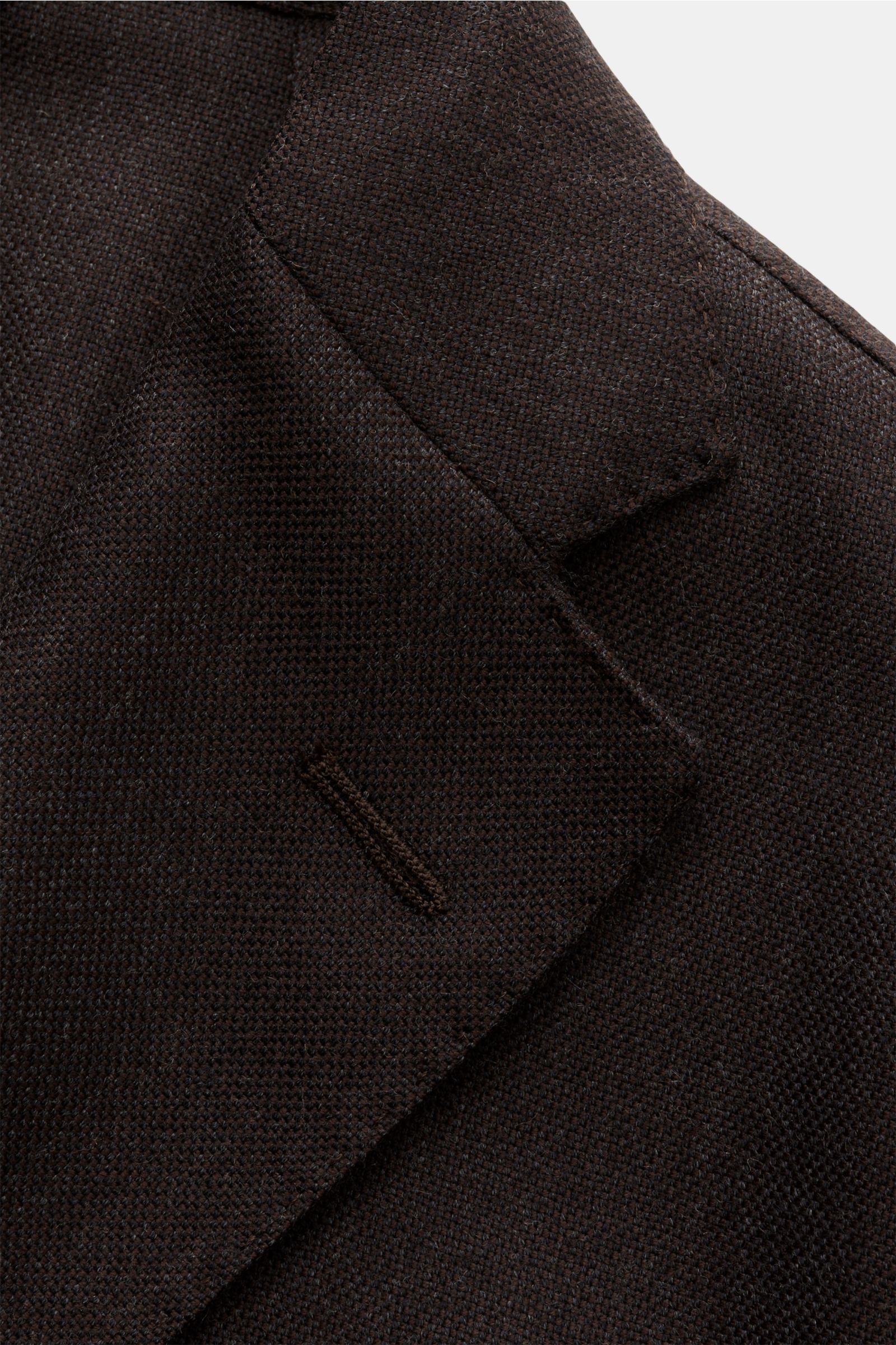 Nahaufnahme des dunkelbraunen Boglioli Sakko 'K. Jacket' in Slim Fit, Unconstructed Design mit strukturierter Leinwandbindung und fallendem Revers.