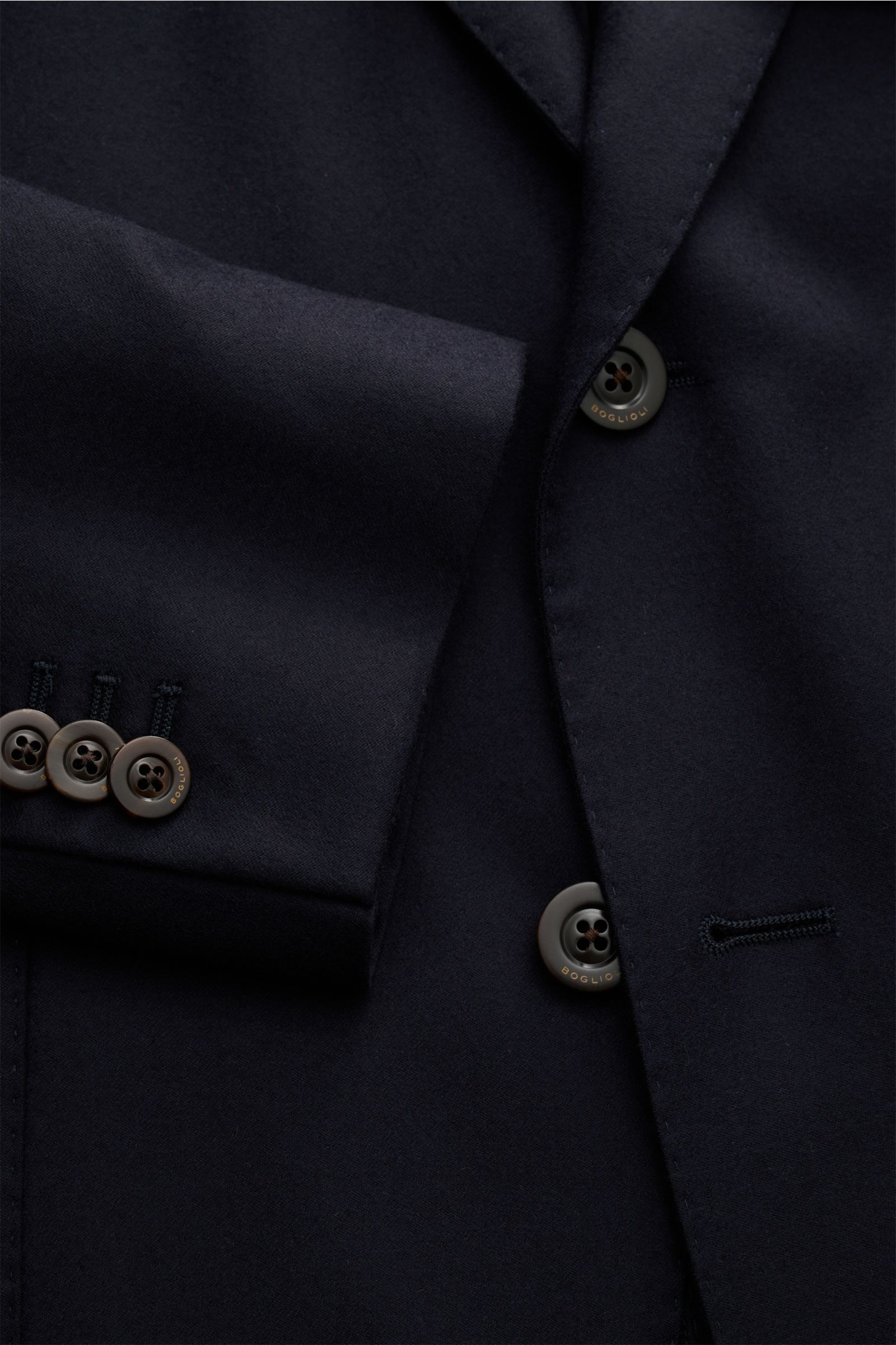 Boglioli Sakko 'K. Jacket' dark navy, Slim Fit, taillierter Zwei-Knopf-Stil mit fallendem Revers, Wolle mit Seide, Kissing Buttons, Rückenschlitze, Unconstructed Design, zwei Innentaschen, Detailansicht von vorne.