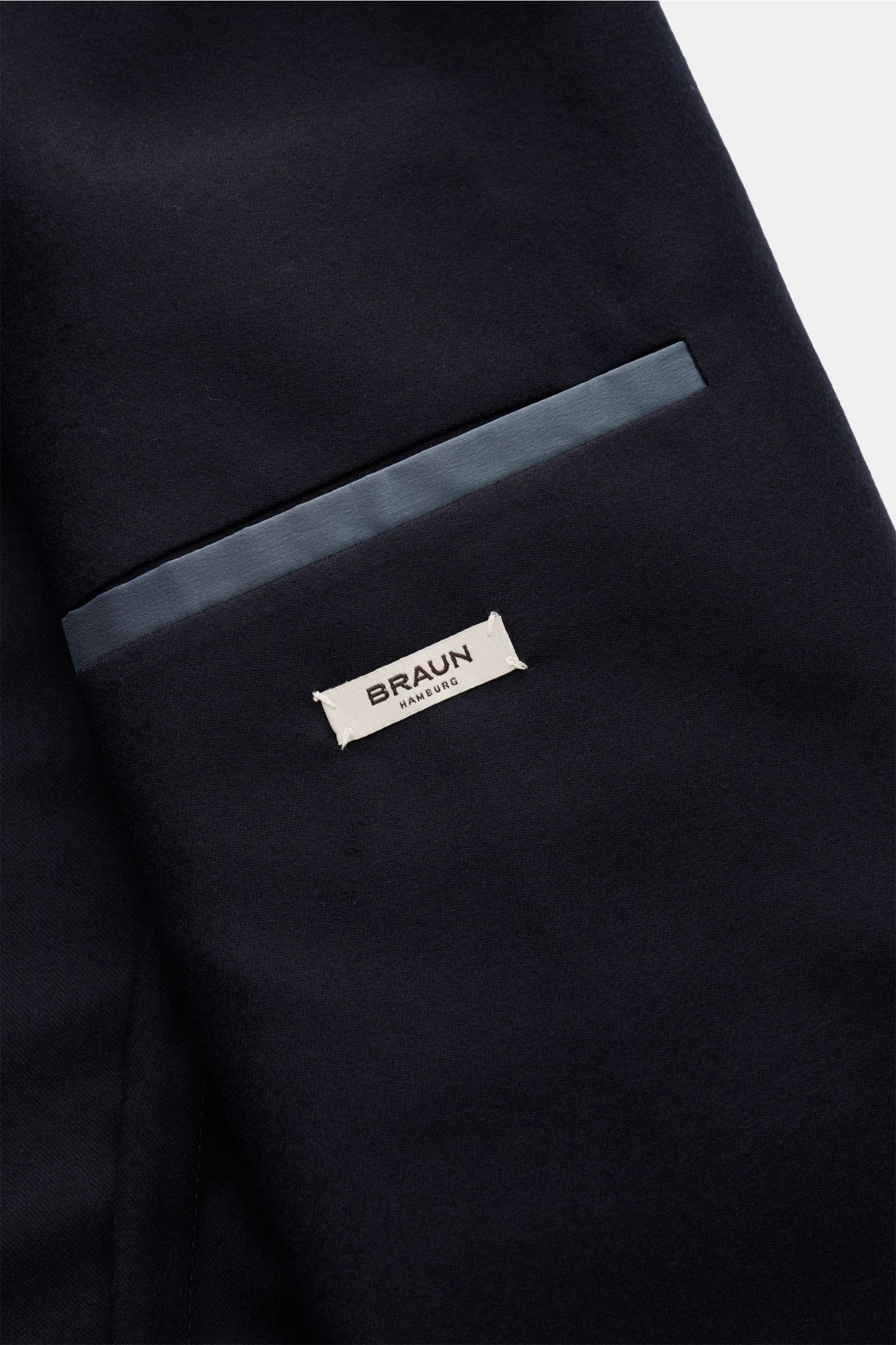 Innenansicht des Boglioli Sakko 'K. Jacket' dark navy mit zwei Innentaschen, Wolle mit Seide, Slim Fit, tailliertem Zwei-Knopf-Stil, fallendem Revers, Brusttasche, Hüfttaschen, Kissing Buttons, Seitenschlitzen und Unconstructed Design.