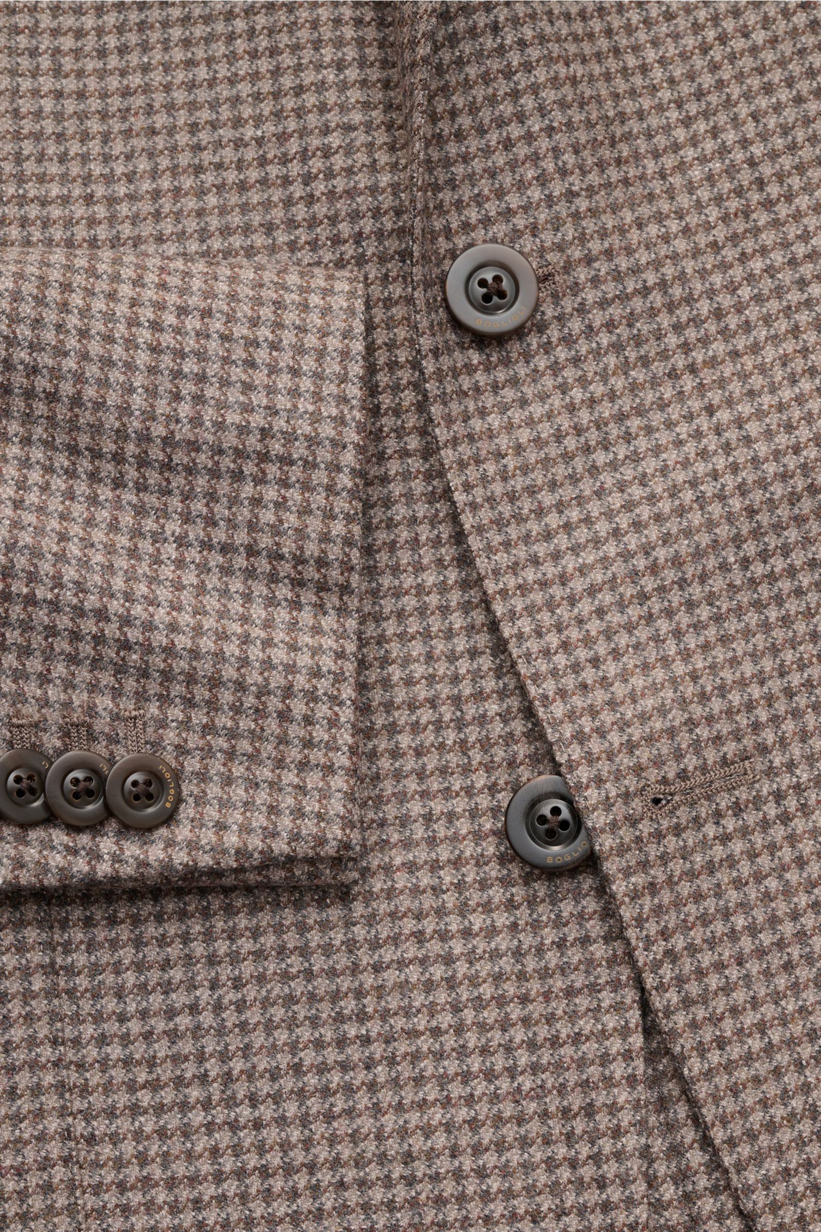 Nahaufnahme des Boglioli Sakko 'K. Jacket' graubraun/dunkelgrau kariert mit Hahnentritt, Knöpfen und tailliertem Slim Fit aus Wolle, Seide und Leinen.