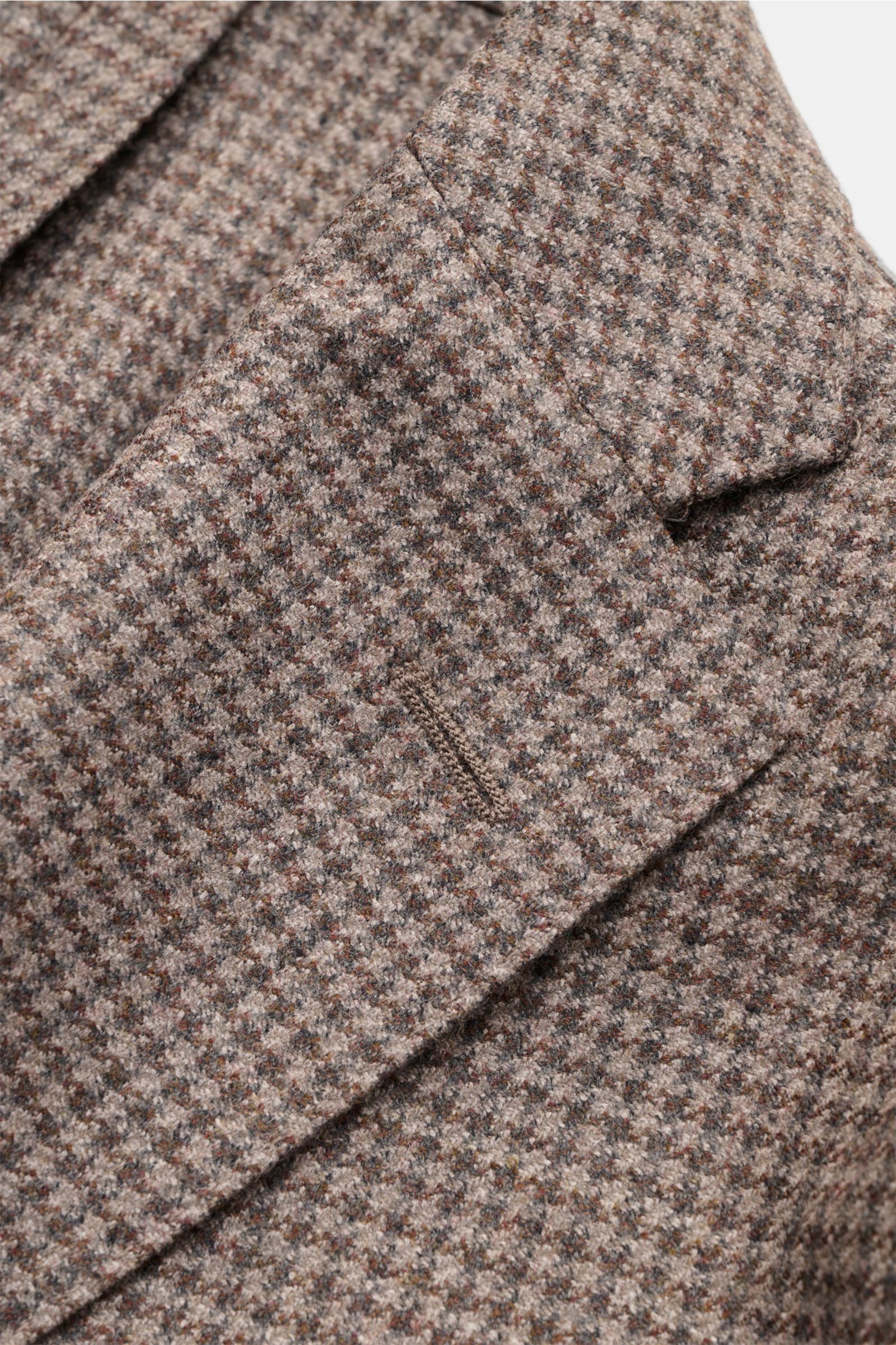Nahaufnahme des Boglioli Sakko 'K. Jacket' graubraun/dunkelgrau kariert in Unconstructed Design mit fallendem Revers, Hahnentritt-Muster und Woll-Seide-Leinen-Mix.