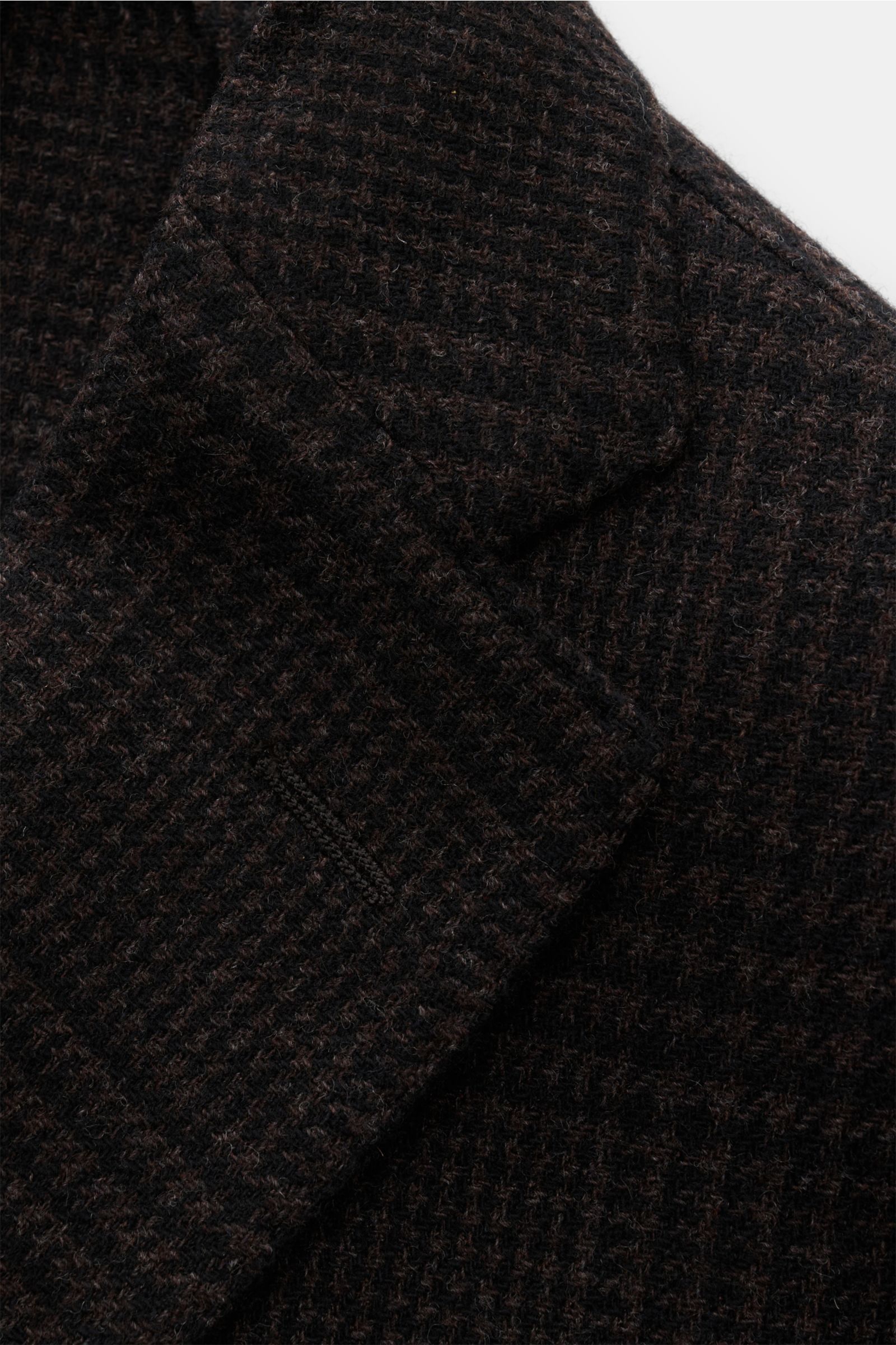 Close-up front-side view of the Boglioli Sakko 'K. Jacket' dunkelbraun/schwarz kariert, an unconstructed wool-cashmere blend jacket in a classic Glencheck pattern, featuring a soft texture and fine tailoring with details such as slim fit, falling lapel, t
