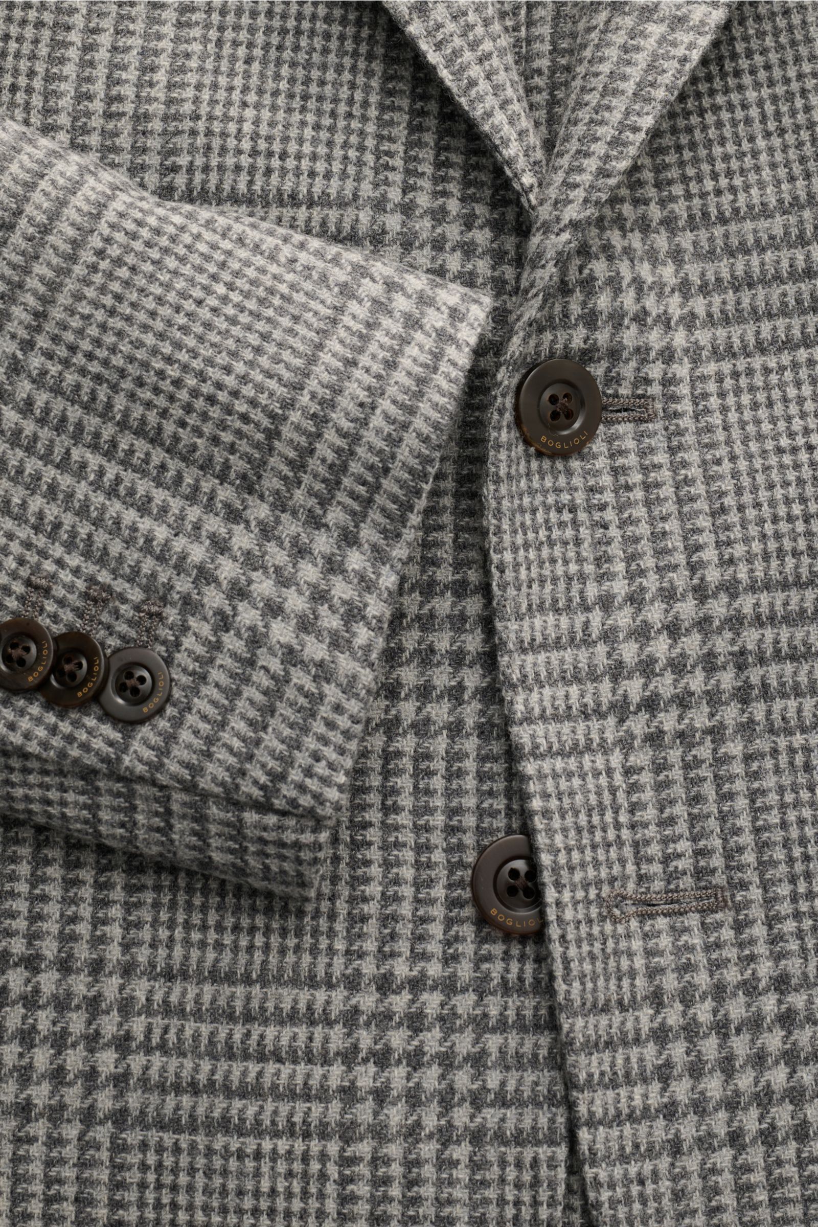 Boglioli Sakko 'K. Jacket' hellgrau/dunkelgrau kariert, Slim Fit, Wolle mit Cashmere, Glencheck, fallendes Revers, Zwei-Knopf, Kissing Buttons, halb gefüttert, Nahaufnahme von Vorderseite und Ärmel.