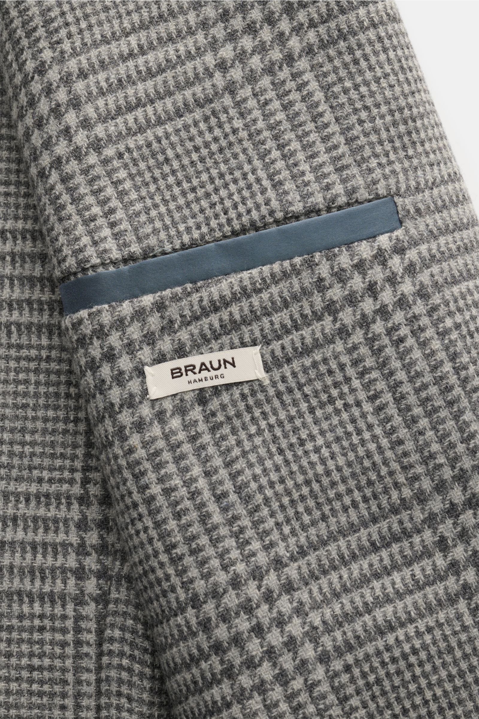 Nahaufnahme des Innenfutters und Etiketts eines Boglioli Sakko 'K. Jacket' hellgrau/dunkelgrau kariert mit Wolle und Cashmere, weichem Griff, klassischem Glencheck, Slim Fit, fallendem Revers, tailliertem Zwei-Knopf-Stil, Brusttasche, aufgesetzten Hüfttas