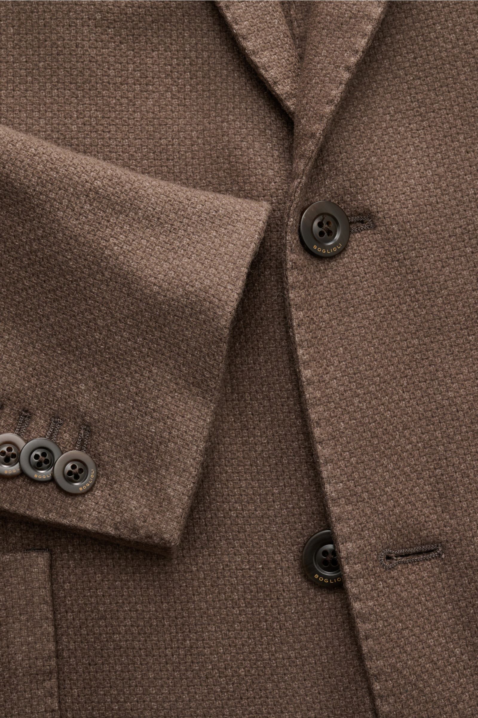 Close-up front view of the Boglioli Sakko 'K. Jacket' graubraun meliert showing textured cashmere-wool blend fabric, two-button slim fit, and branded buttons. Ideal für Business und Freizeit: Mit dem schlichten Unconstructed-Sakko 'K. Jacket' von BOGLI