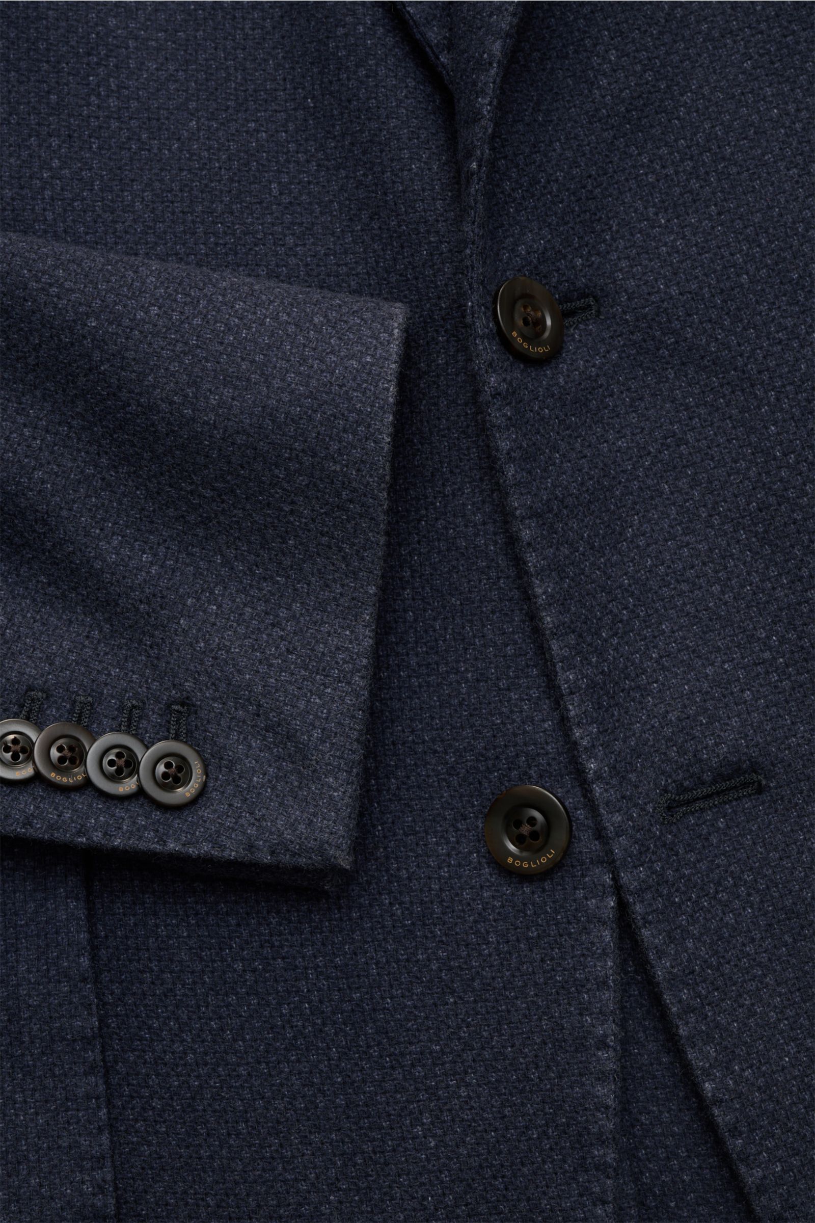 Boglioli Sakko 'K. Jacket' navy meliert aus softem Cashmere-Woll-Mix, Slim Fit, mit Kissing Buttons, Detailaufnahme von Knöpfen und Ärmel.