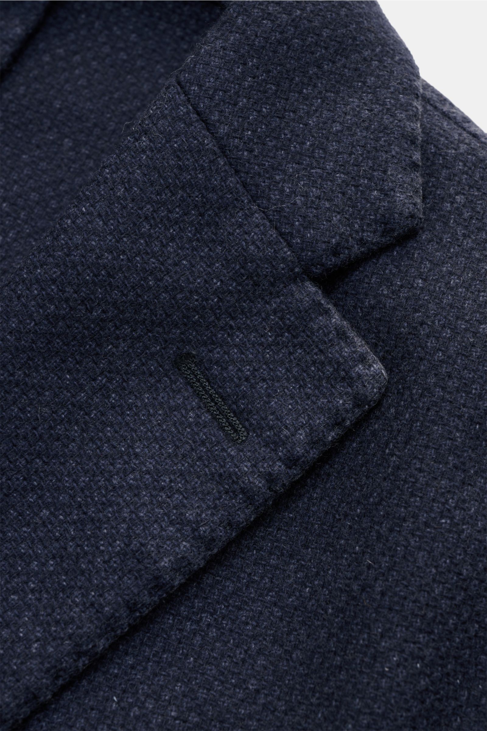 Nahaufnahme des fallenden Revers und Knopfloch des Boglioli Sakko 'K. Jacket' navy meliert aus softem Cashmere-Woll-Mix, Slim Fit, Unconstructed Design, fotografiert von oben. Ideal für Business und Freizeit mit tailliertem Zwei-Knopf-Stil, klassischer Br
