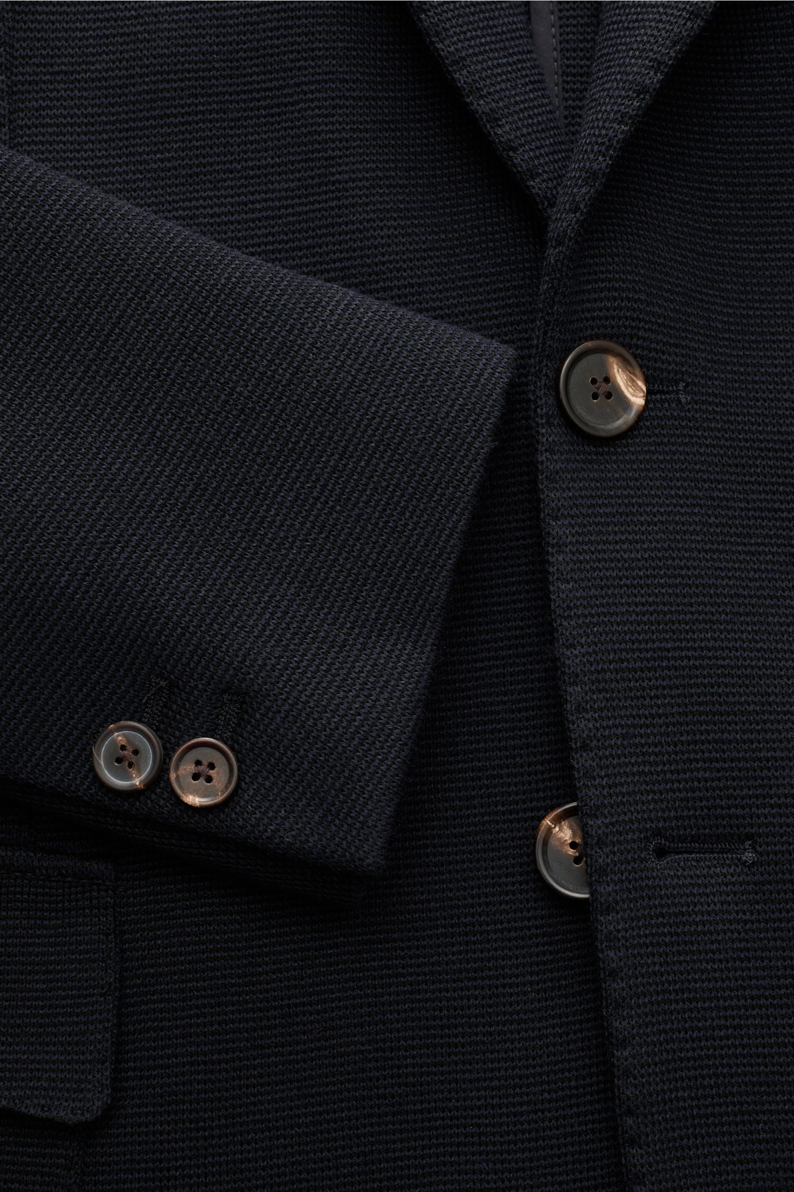 Doppiaa Strickblazer 'Aanfiro' navy, Slim Fit, taillierter Zwei-Knopf-Stil, elastischer Woll-Microfaser-Strick, Detailaufnahme von Ärmel und Knöpfen.
