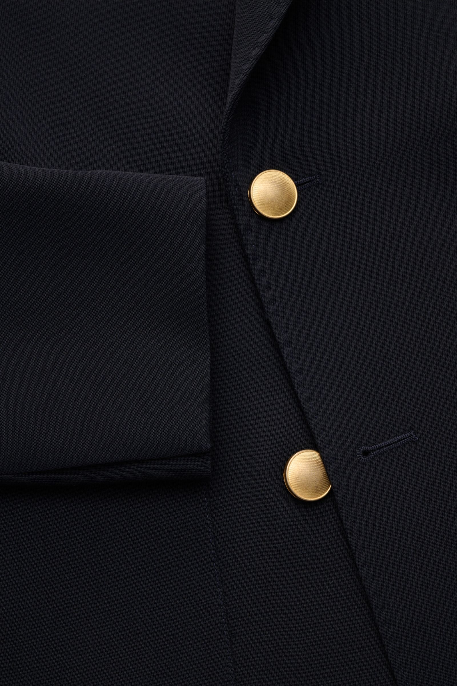 Close-up front view of the Doppiaa Sakko 'Aanversa' navy, showing slim fit wool twill fabric, gold buttons on the double-breasted two-button style, and folded sleeve. Schnelles Styling gefällig? Das stilvolle, maritim anmutende Sakko 'Aanversa' von DOP